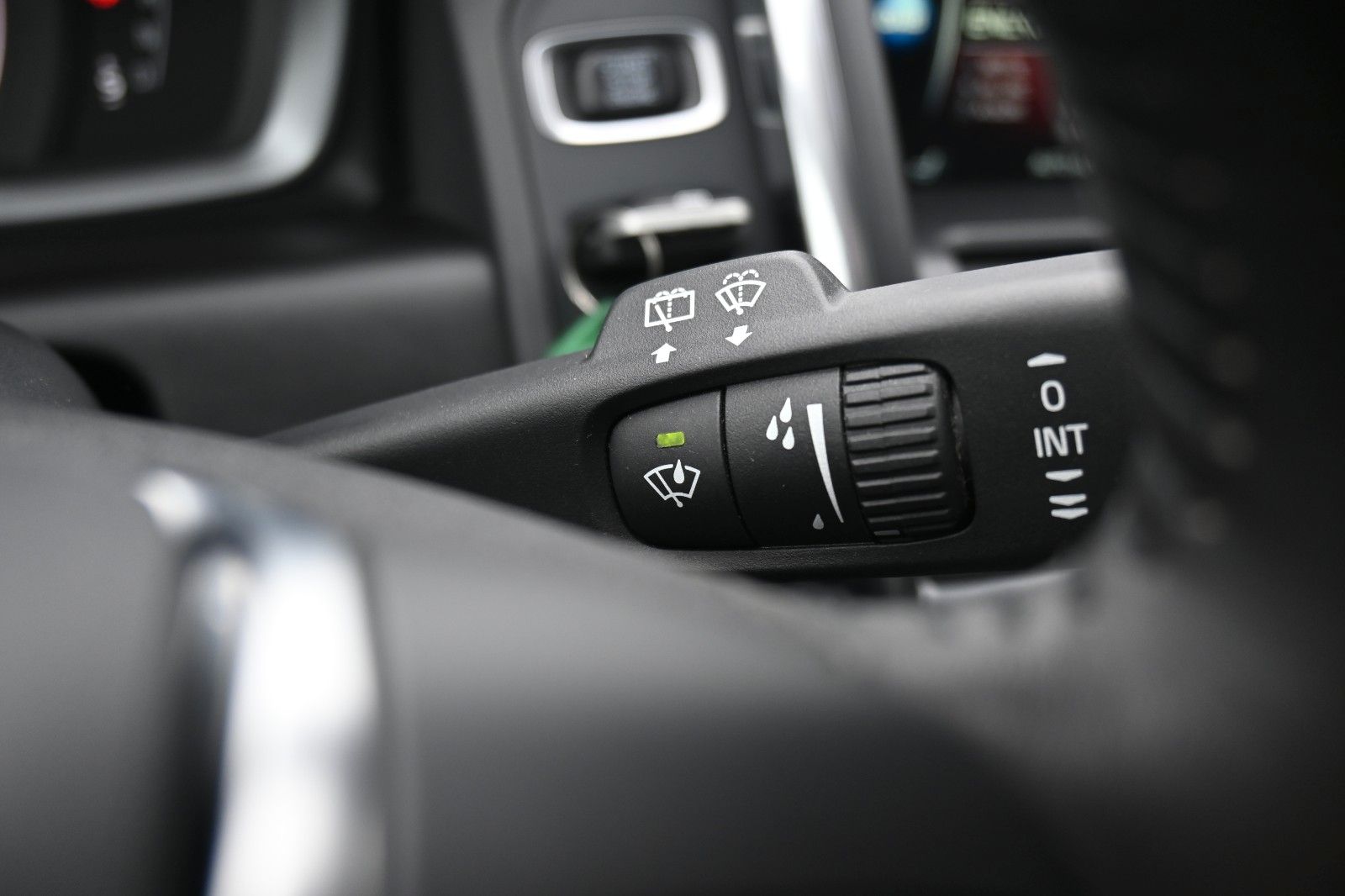 Fahrzeugabbildung Volvo XC60 D4 Momentum*BLIS*STHZ*PANO*BiXenon*CAM*DAB