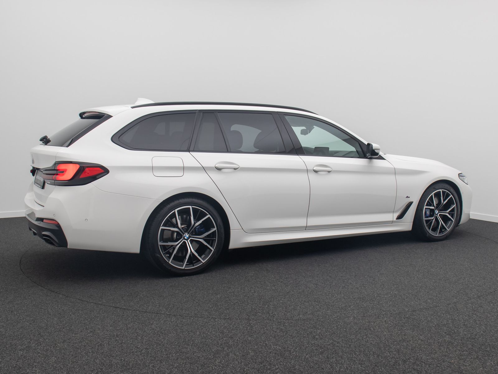 Fahrzeugabbildung BMW 530d xD M Sport DAB Kamera HUD Laser 4*Klima 19"