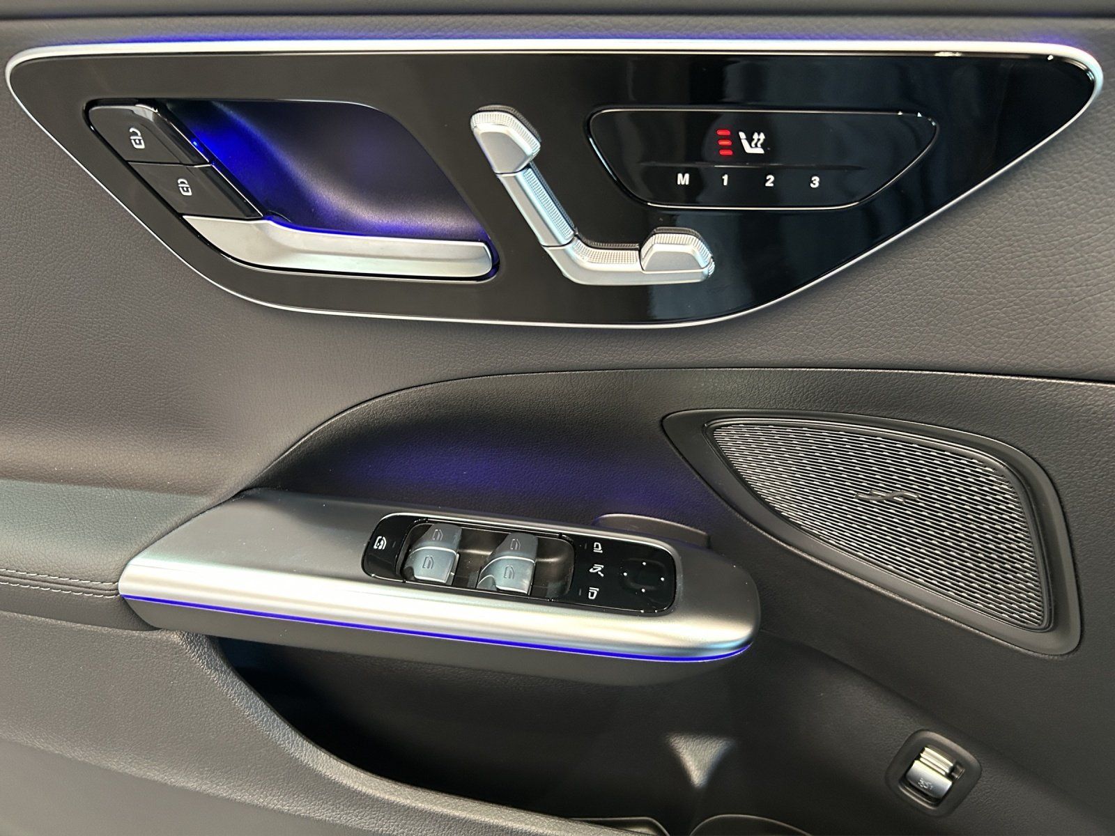 Fahrzeugabbildung Mercedes-Benz C 220 d EDITION AMG Distronic MEMORY 360°-Kamera