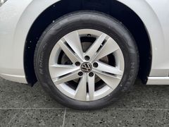 Fahrzeugabbildung Volkswagen Golf VIII Lim. Life Navi Sitzh ACC Lane Massage