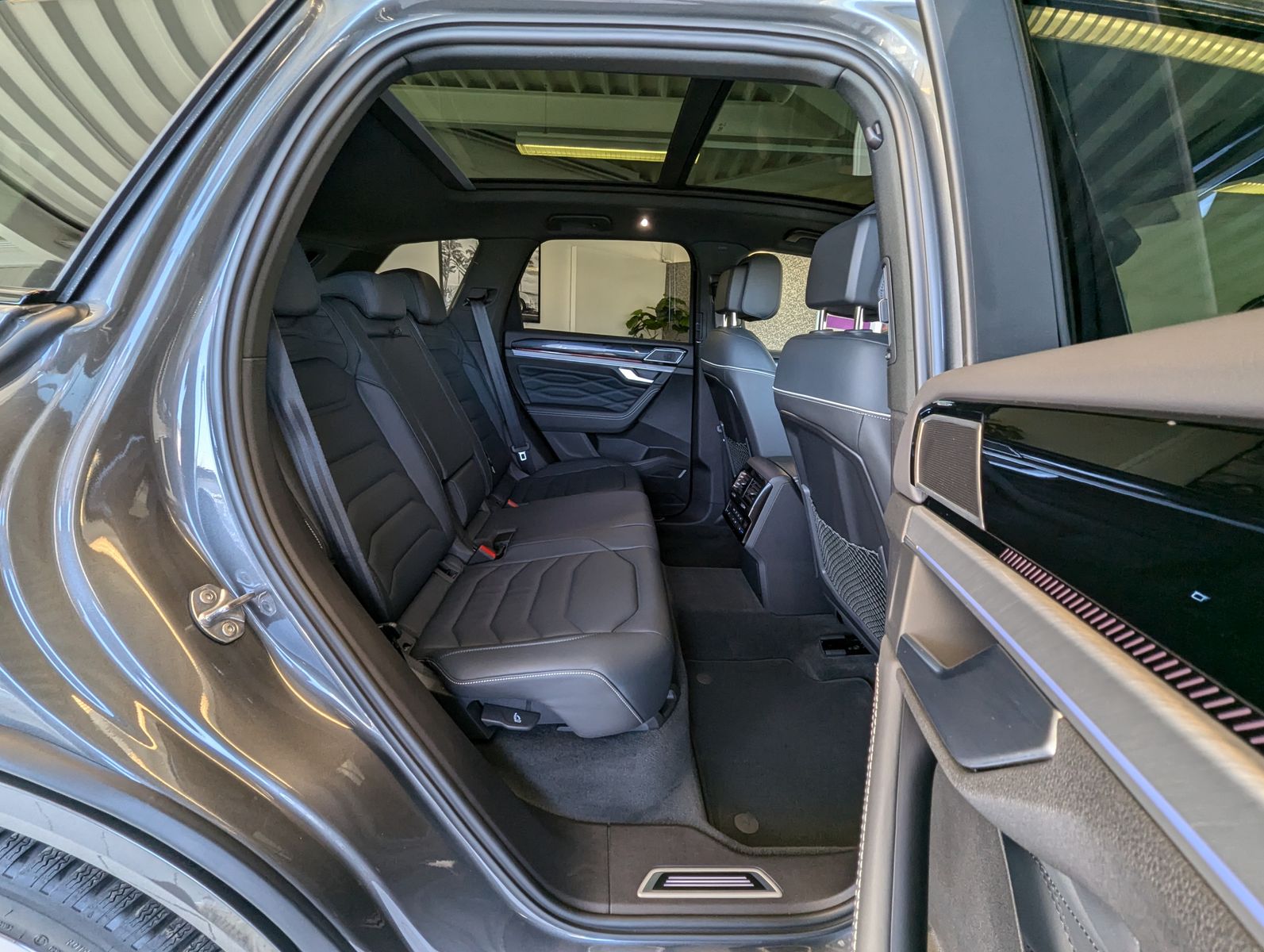 VW Touareg 3.0 TDI 4M R-Line Komfort-Paket UPE 111T - Image 16