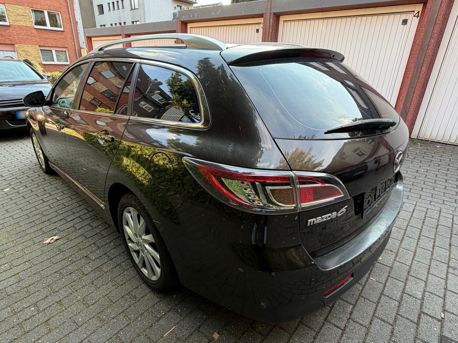 Mazda 2 2011 — салон