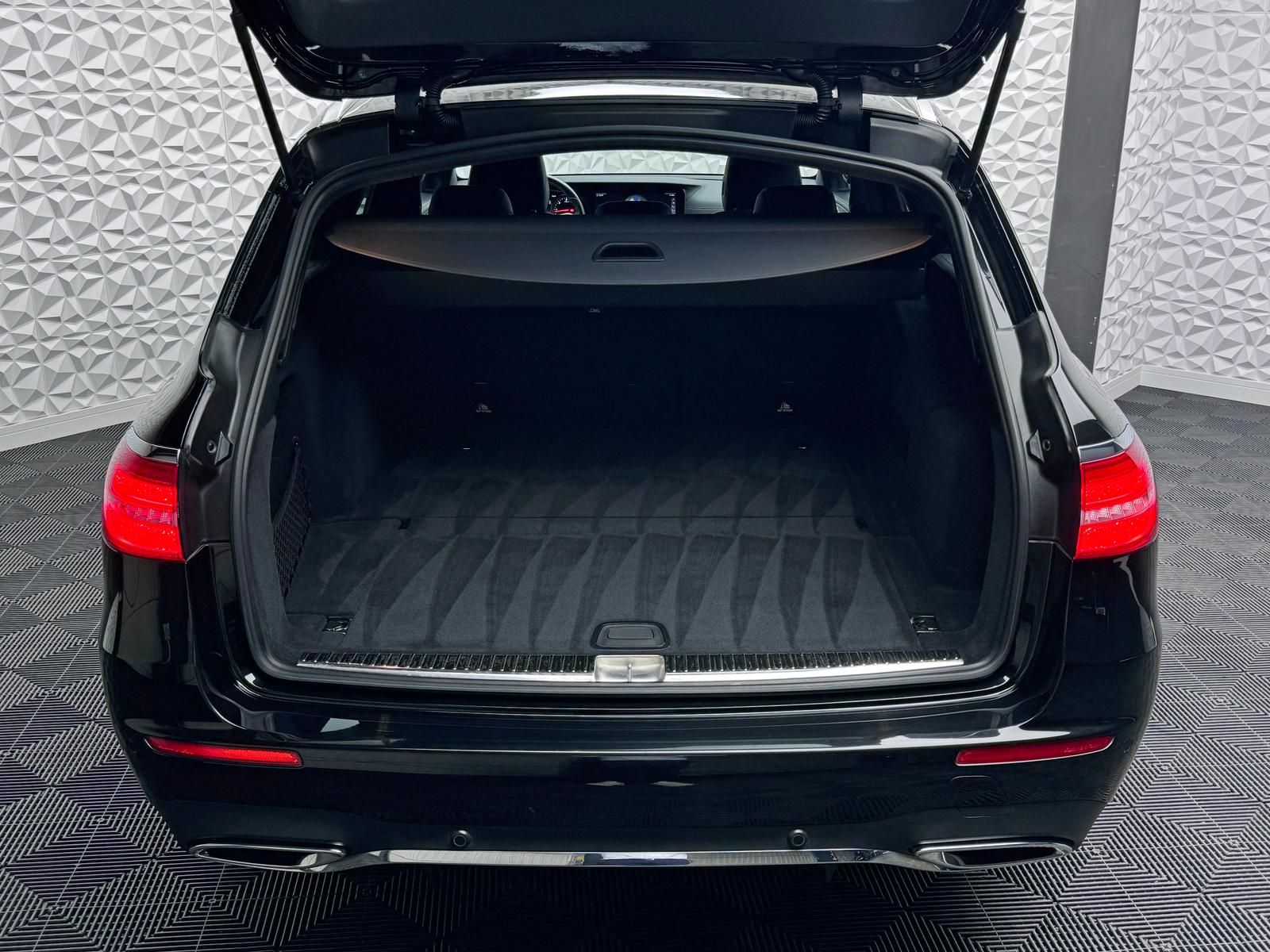 Fahrzeugabbildung Mercedes-Benz E220d T AMG*DISTRO*PANO*LUFT*360°*LED*DAB*ILS+