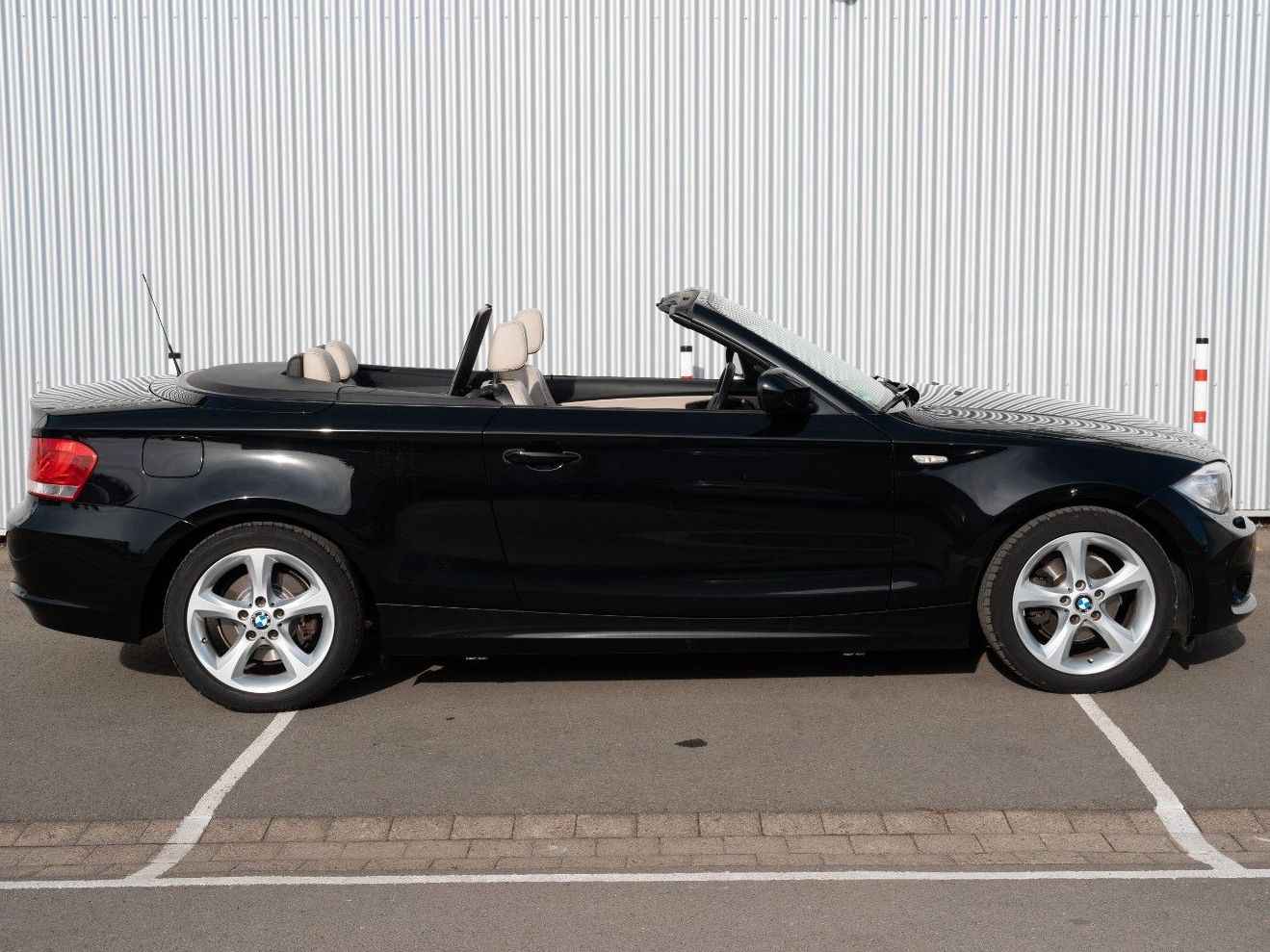 Fahrzeugabbildung BMW 118i CABRIO XENON PDC 1.HD SHZ USB