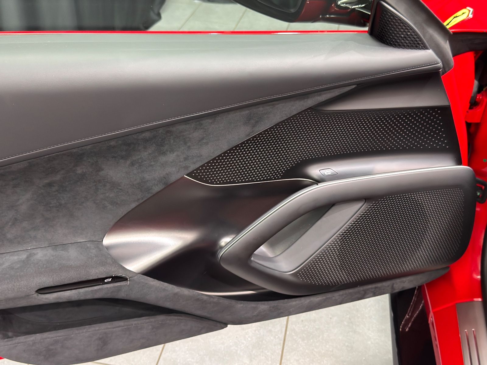 Fahrzeugabbildung Ferrari 12Cilindri|LIFT|FULL-CARBON|RACING-SEAT|ON STOCK