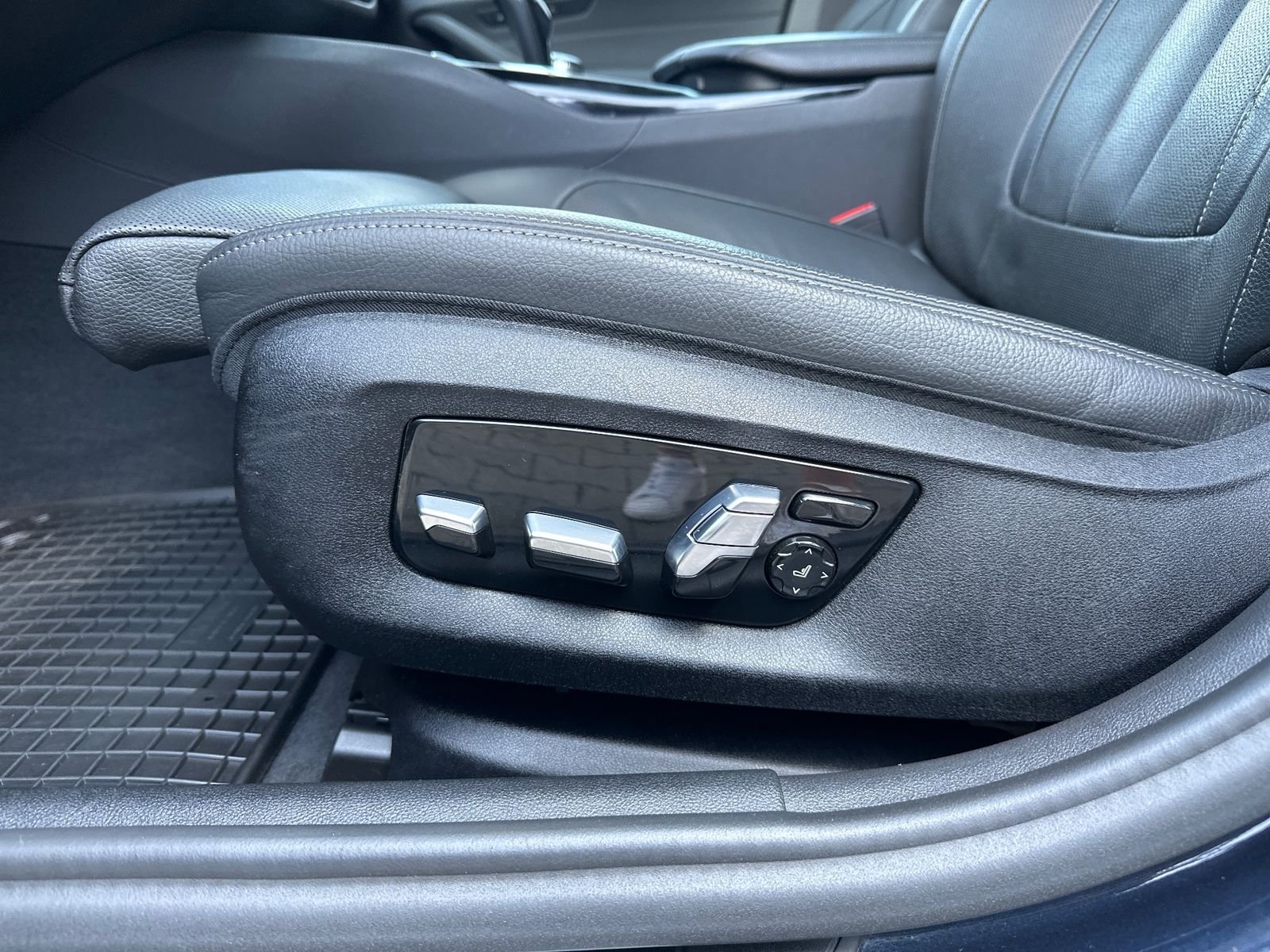 Fahrzeugabbildung BMW 520d Touring M-Sport NAV+LED+PANO+AHK+STHZG