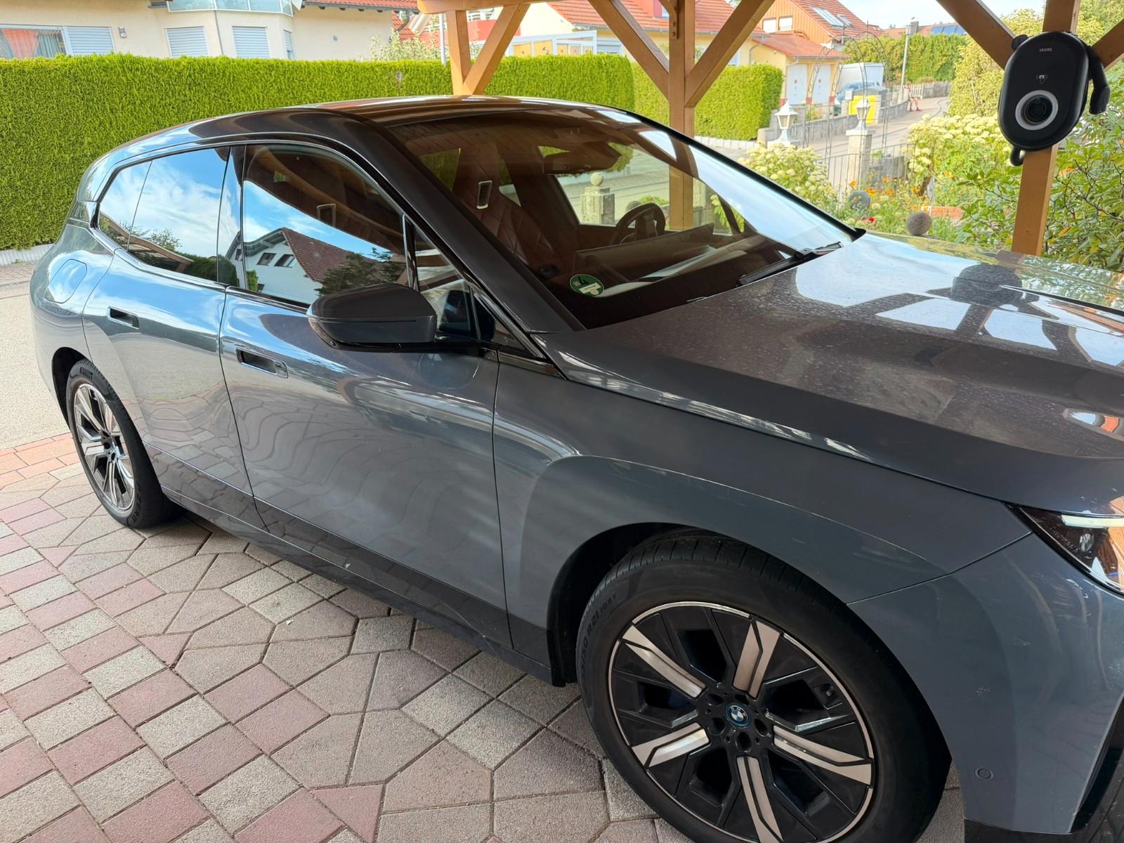 BMW iX xDrive50 - Storm Bay - Naturleder Castanea