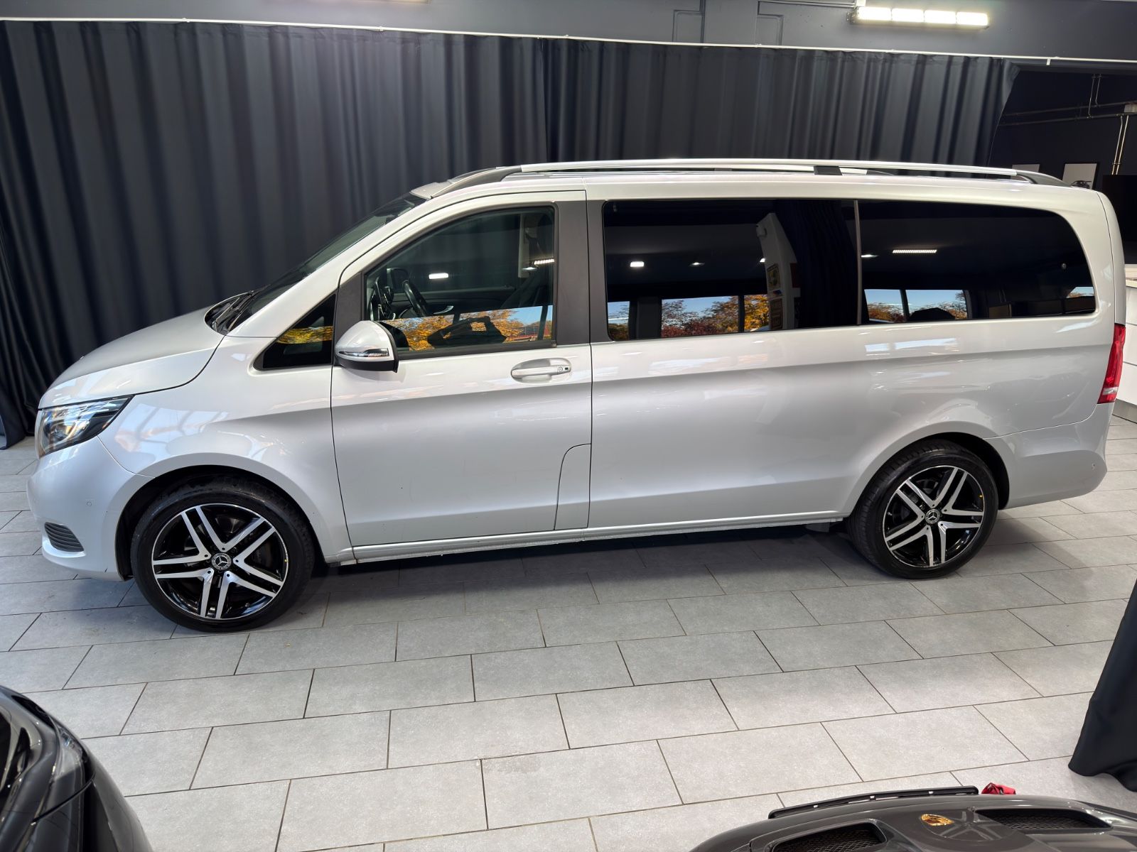 Fahrzeugabbildung Mercedes-Benz V 220 d EDITION 4MATIC lang |ACC|RF-KAMERA|NAVI|