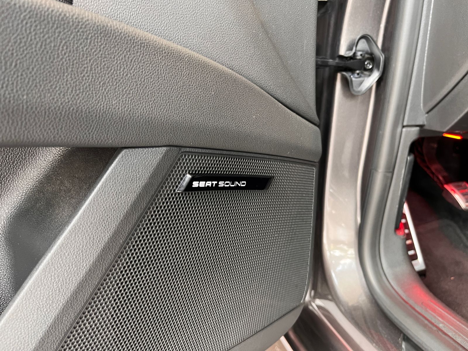 Fahrzeugabbildung SEAT Leon ST FR KLIMA LED NAVI ALU