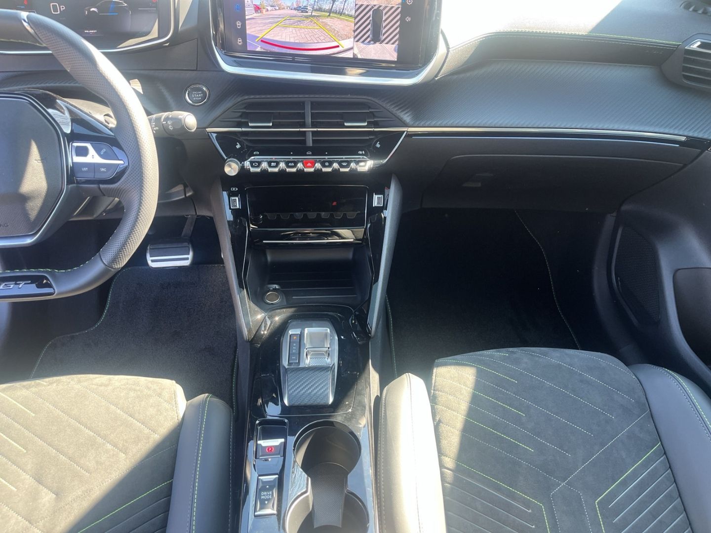 Fahrzeugabbildung Peugeot 208 GT Hybrid 110 e-DSC6 Panorama Navi ACC 360