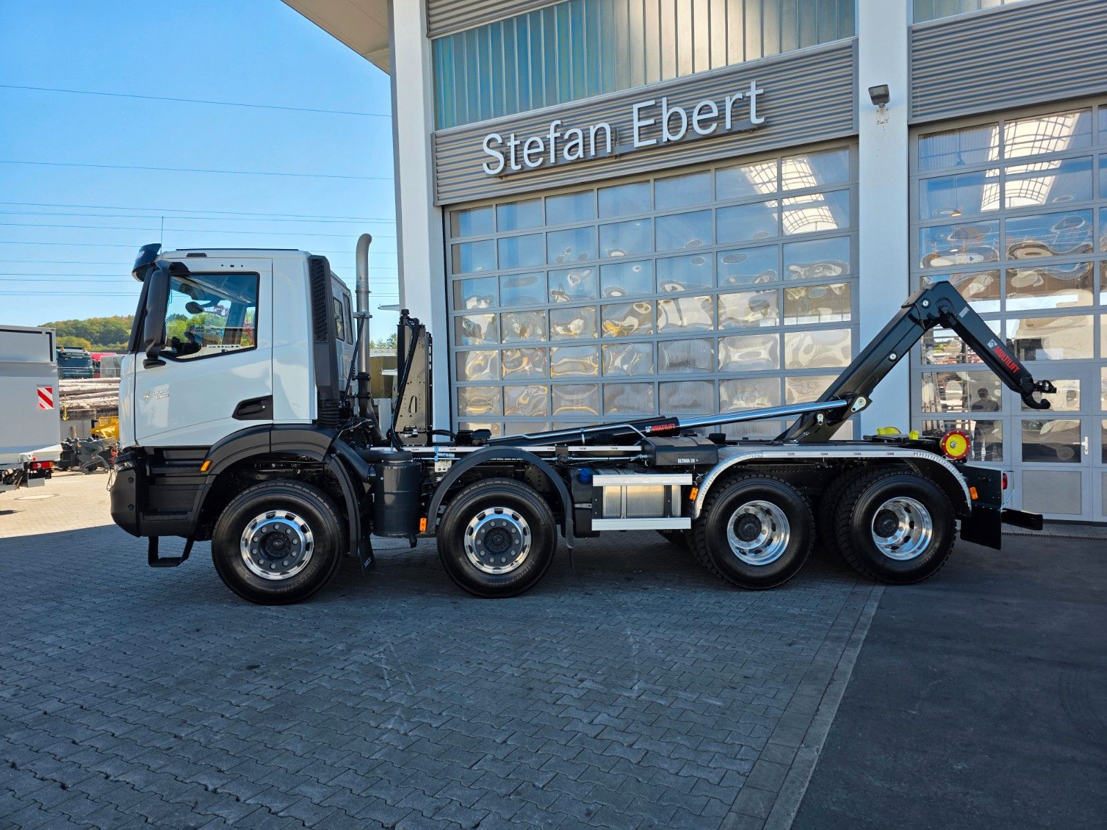Fahrzeugabbildung Iveco X-Way AD320X46BZ OFF 8x4 Hiab ULT26S53-W-ITF Alu