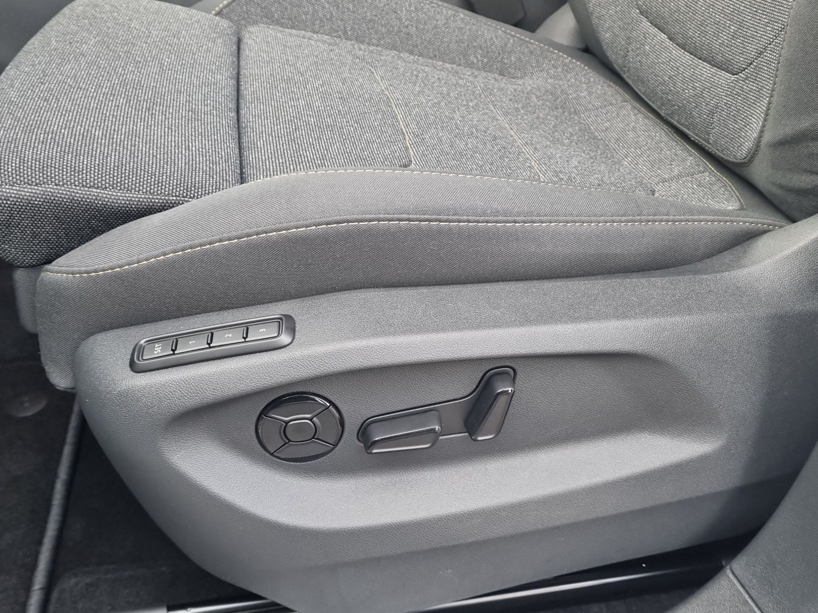 Fahrzeugabbildung SKODA Kodiaq Selection 2,0 TDI 4x4 AHK Licht&Sicht 19"