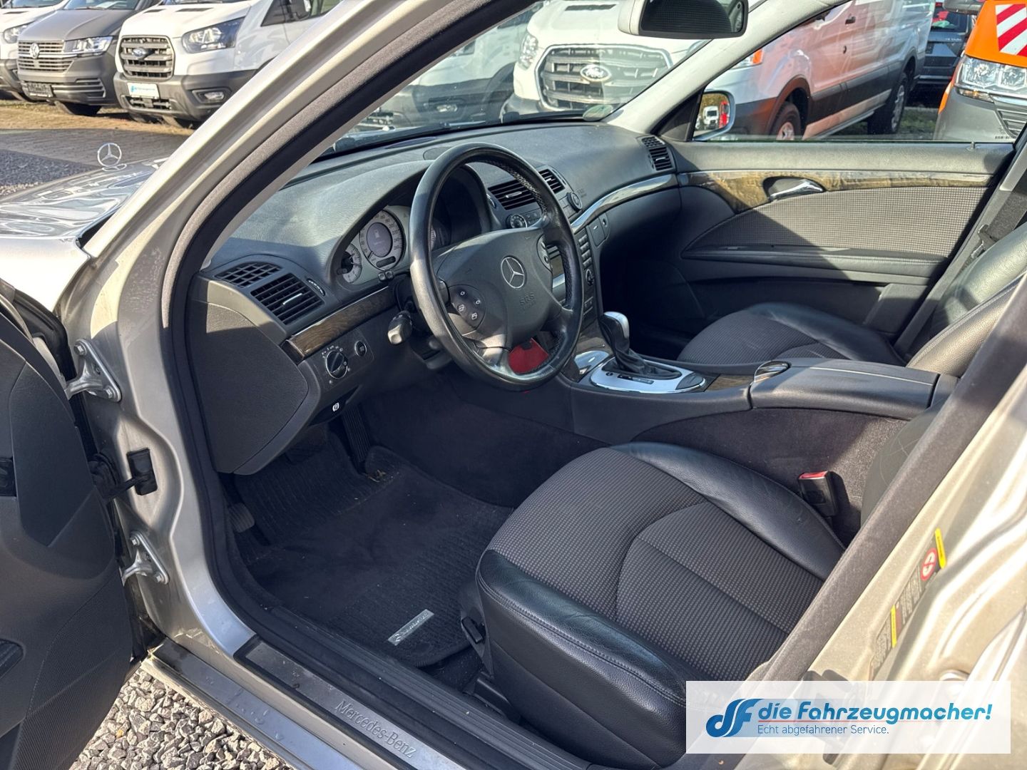 Fahrzeugabbildung Mercedes-Benz E 240 Navi Bi-Xenon Klimaautom e-Sitze *EXPORT