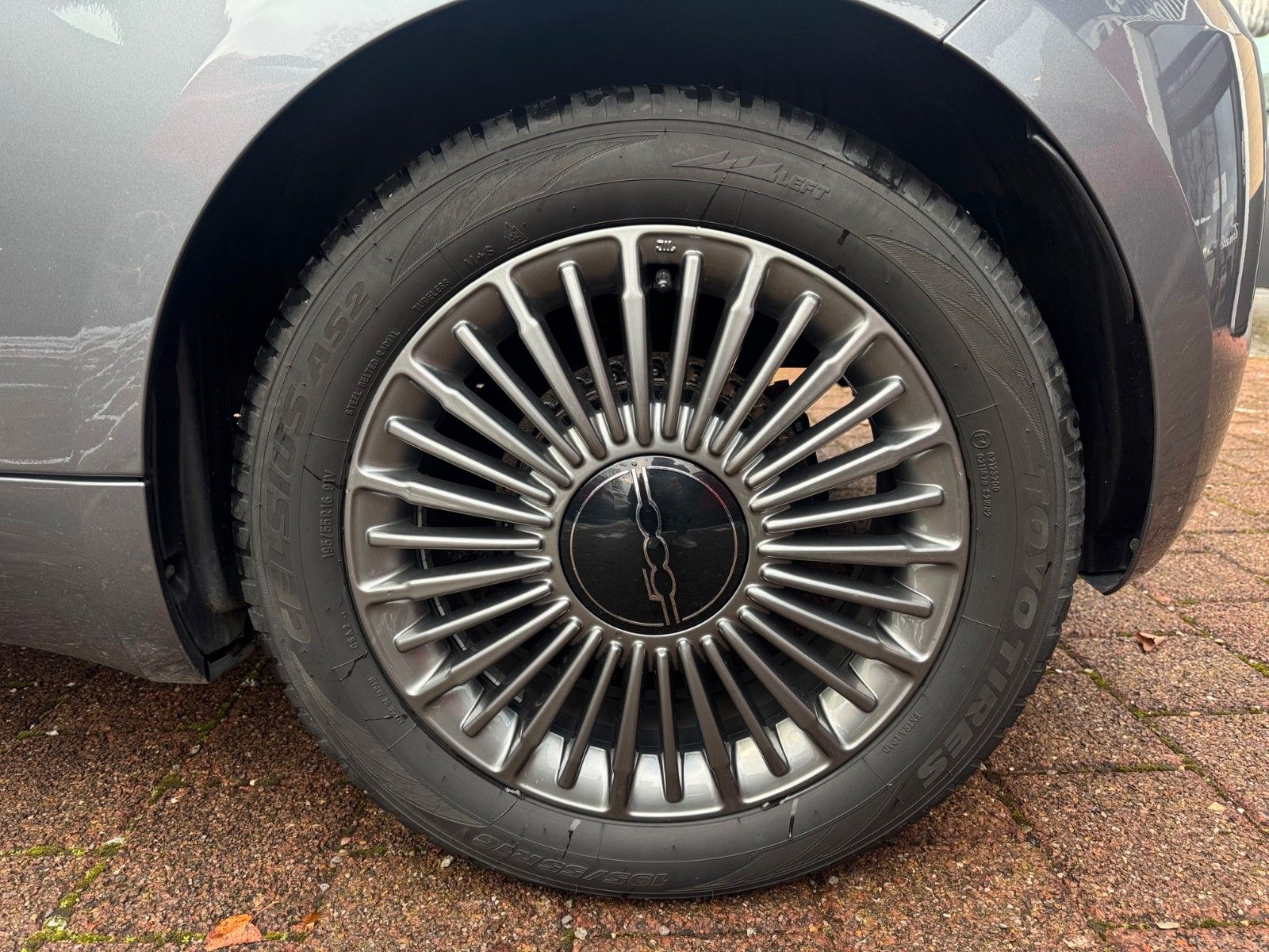 Fahrzeugabbildung Fiat 500e ICON NAVI KAMERA SITZHEIZUNG CARPLAY GLASDA