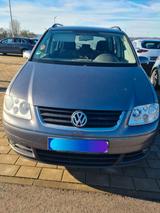 Volkswagen Touran 1.6 FSI Automatik Basis Basis - Volkswagen Touran Basis mit Benzin-Antrieb