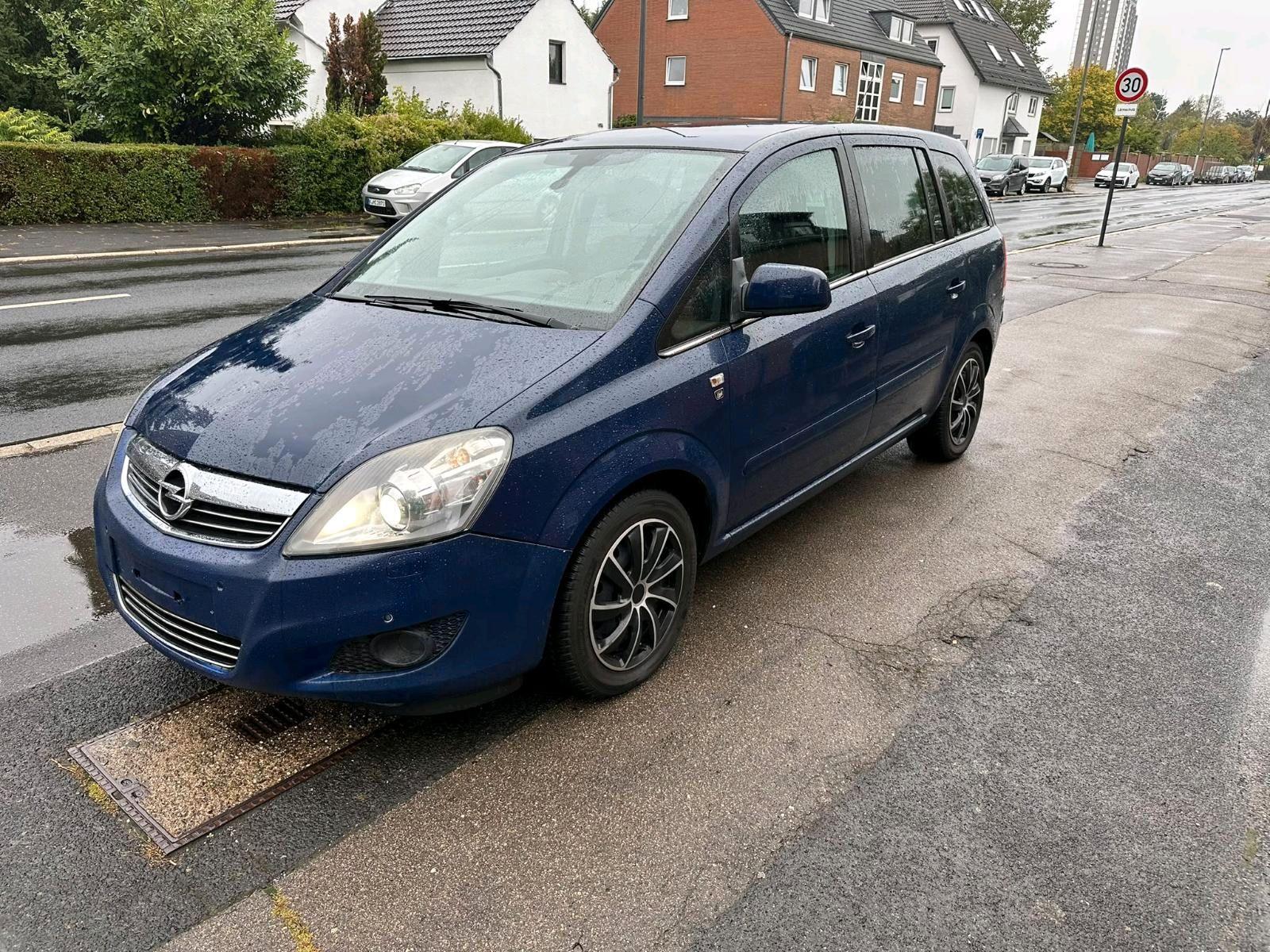 Opel Zafira 2010 — rear view