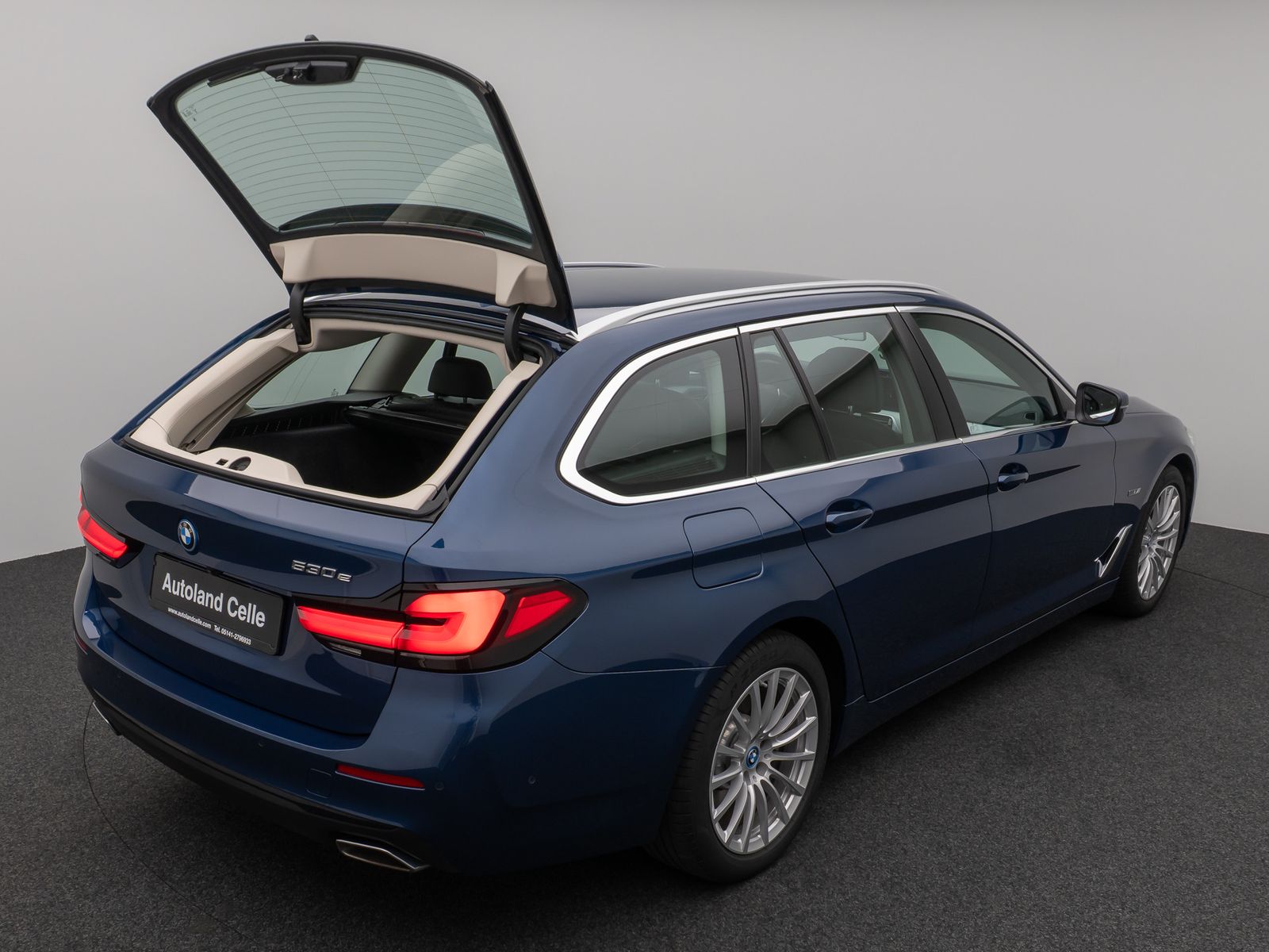 Fahrzeugabbildung BMW 530e Kamera Laser HUD DAB AHK Komfort Alarm ACC