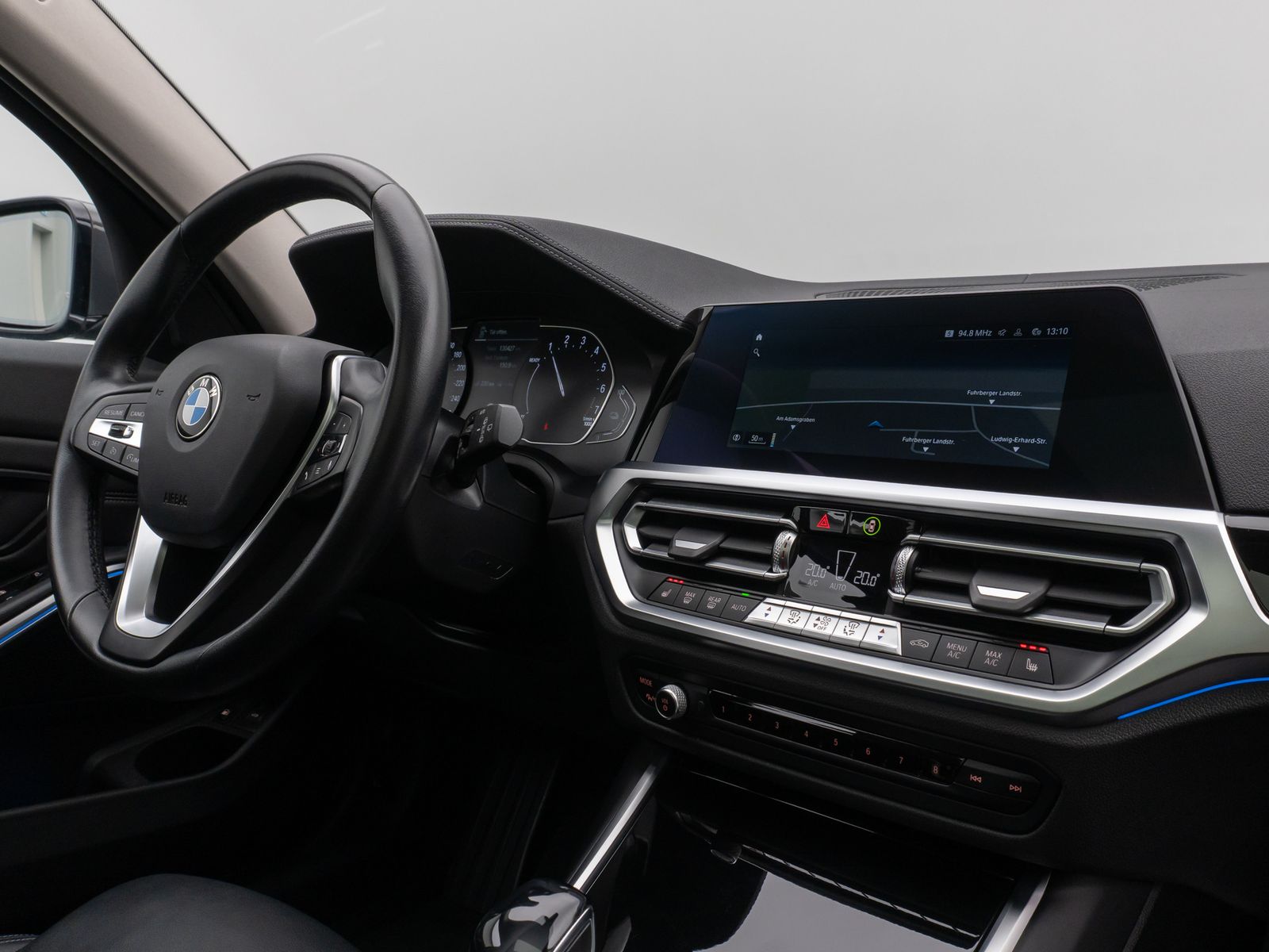 Fahrzeugabbildung BMW 330e Luxury Line Kamera Pano HUD HiFi Individual