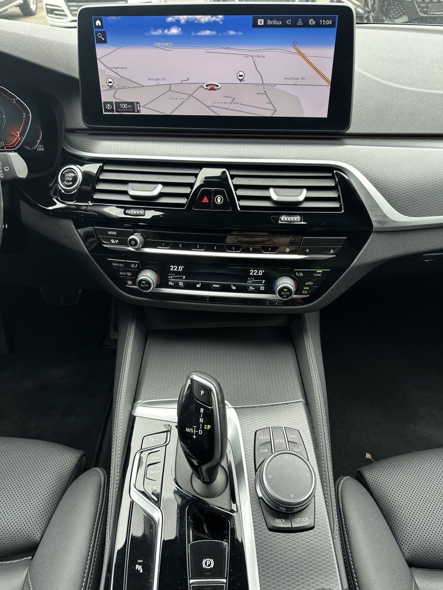 Fahrzeugabbildung BMW 520d Touring M-Sport NAV+LED+ACC+AHK+KAM+H&K+VC