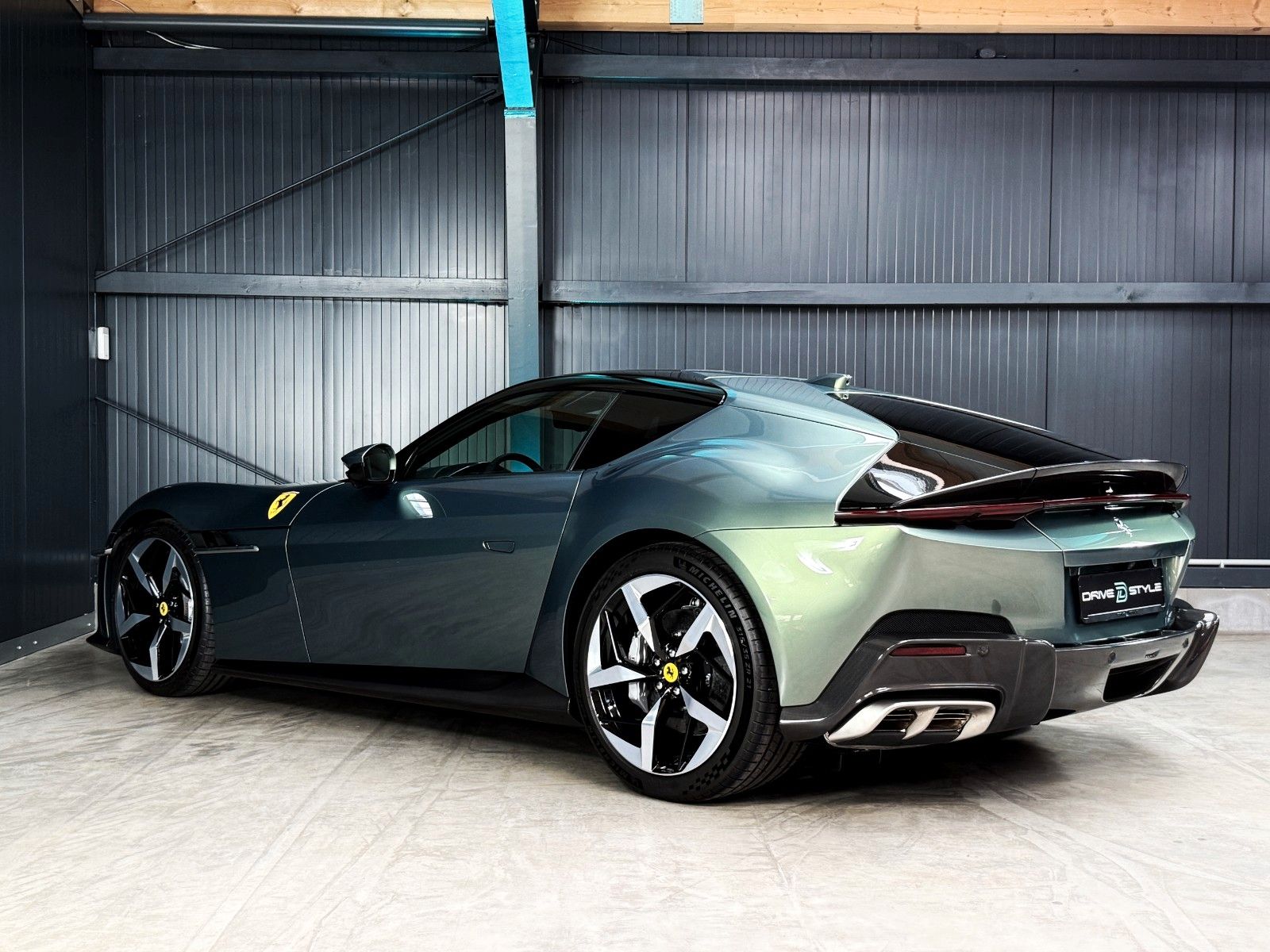 Fahrzeugabbildung Ferrari 12Cilindri + Cabon + Lift + Verde Minerale Metal