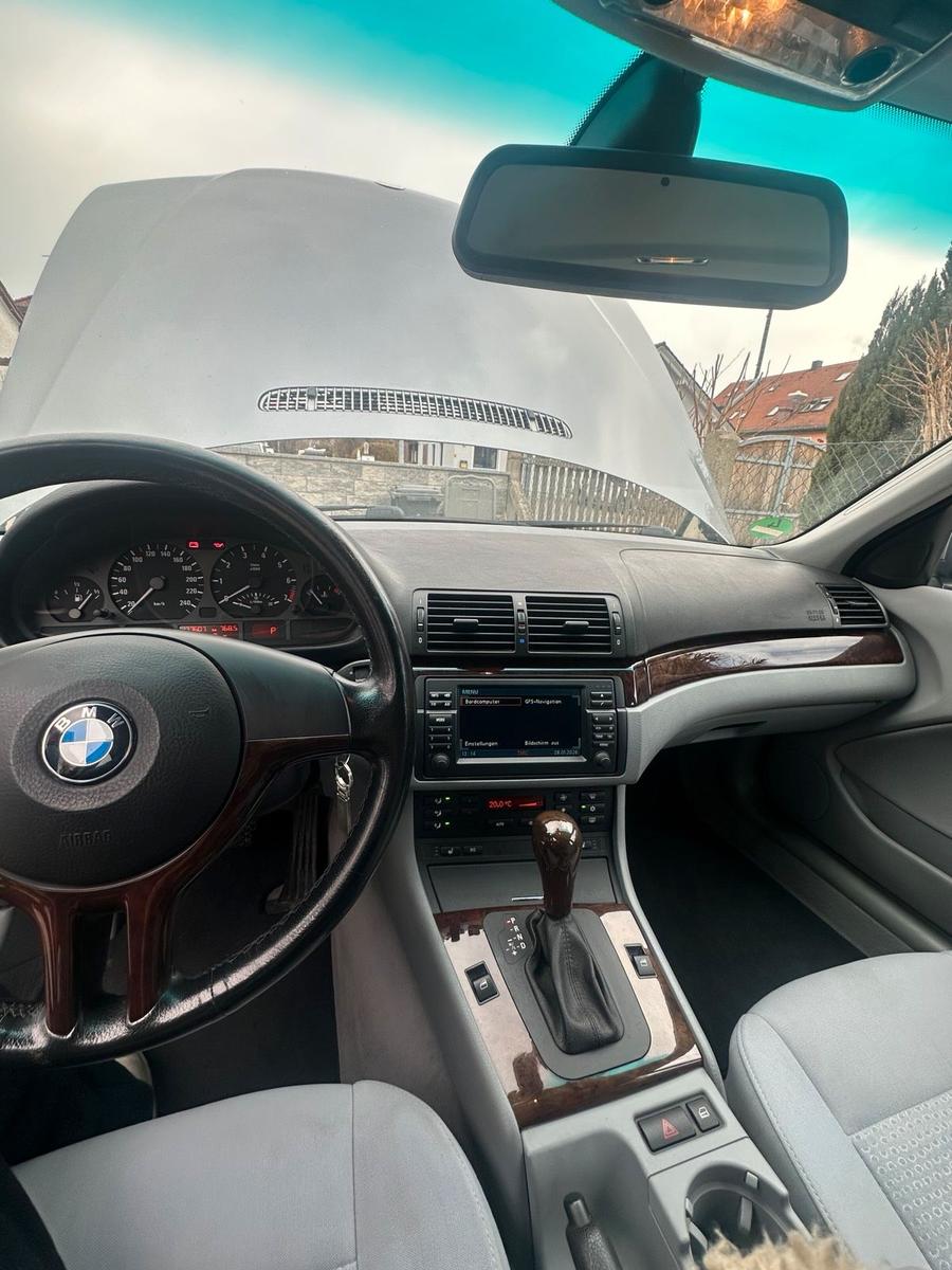 BMW 318 2004 — interior