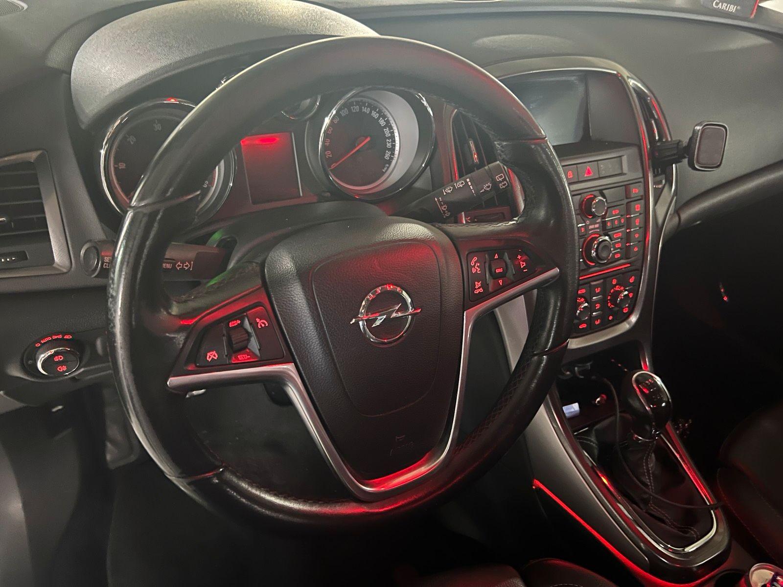 Opel Astra 2011 — photo 9