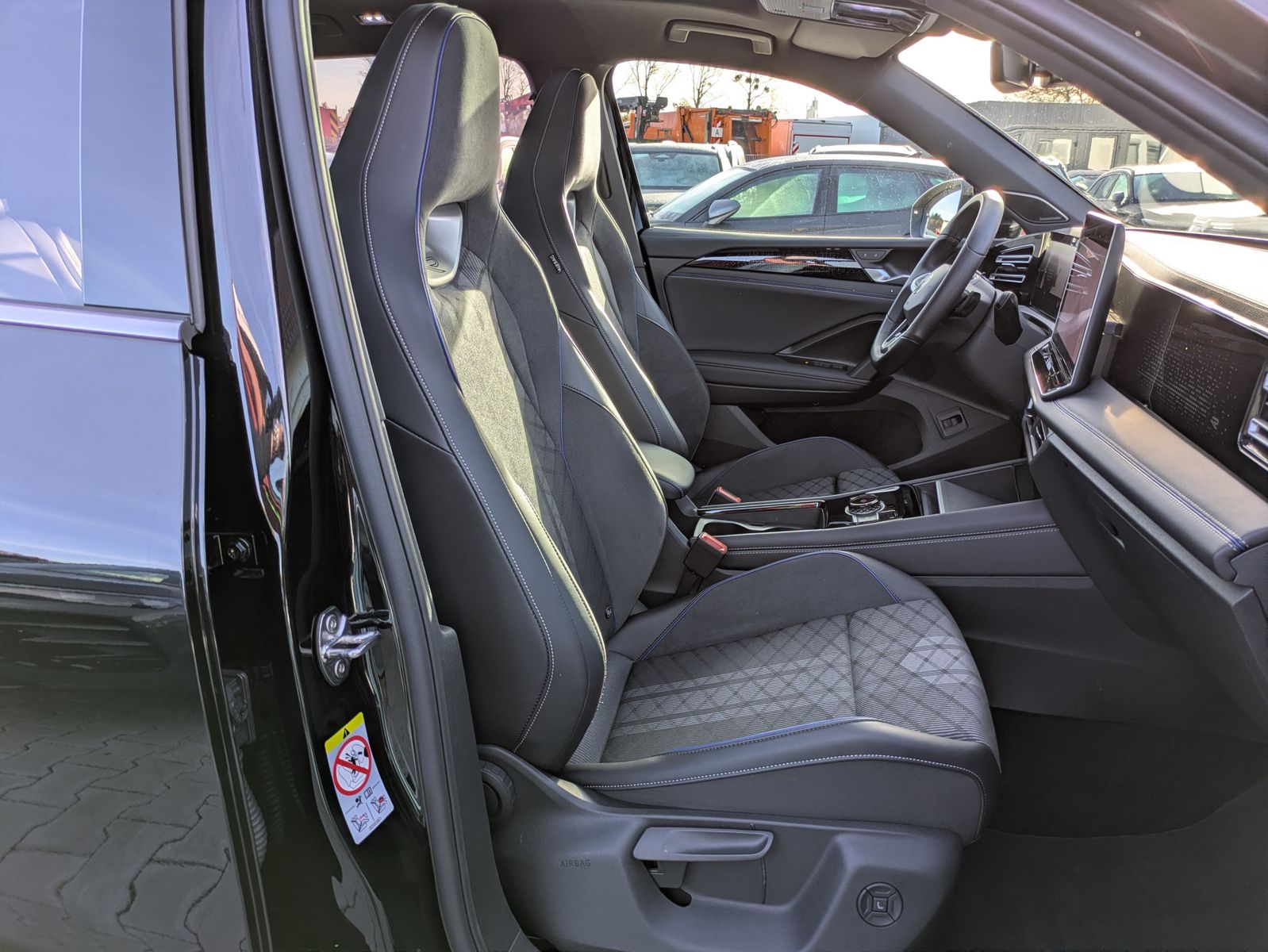Fahrzeugabbildung Volkswagen Tiguan 2.0 TDI 4M R-Line PANO*H&K*AHK*MATRIX*20"