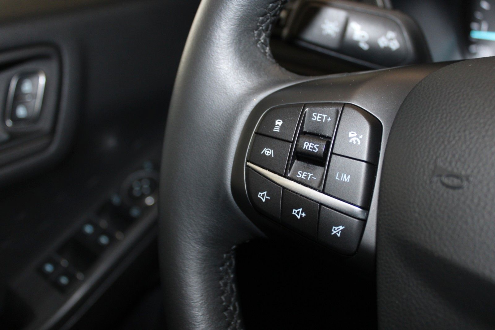 Fahrzeugabbildung Ford Kuga Titanium X Automatik LED Pano STDHZ WinterP