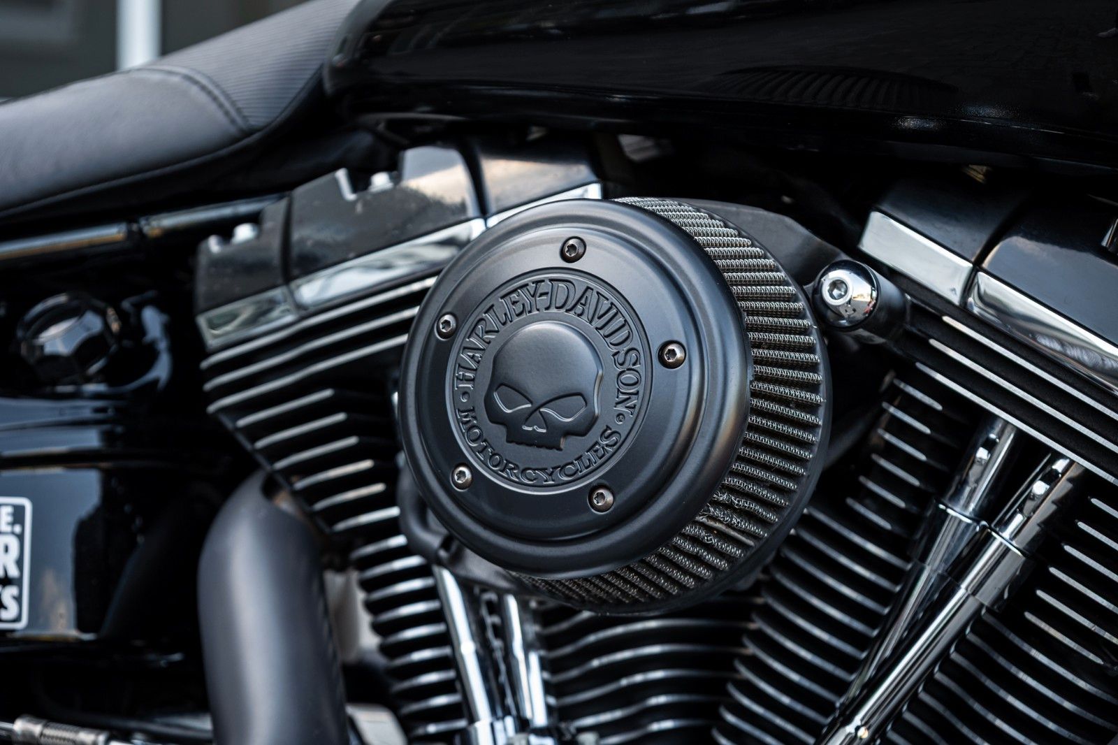 Fahrzeugabbildung Harley-Davidson FXSB Breakout 103 - Kesstech/Airride/Heckumbau -