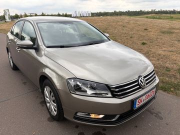 Volkswagen Passat - 1