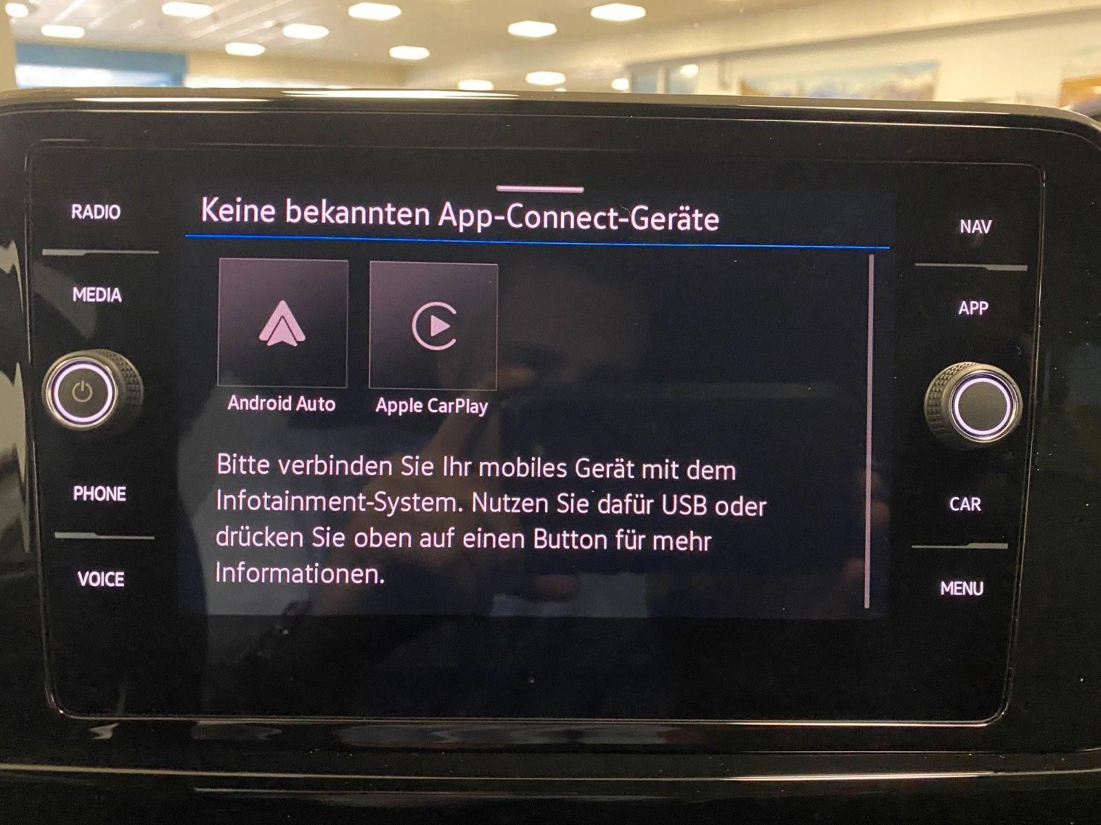 Fahrzeugabbildung Volkswagen T-Roc 1.5 TSI DSG+BLACKSTYLE+PANO+19"+ACC+MATRI+