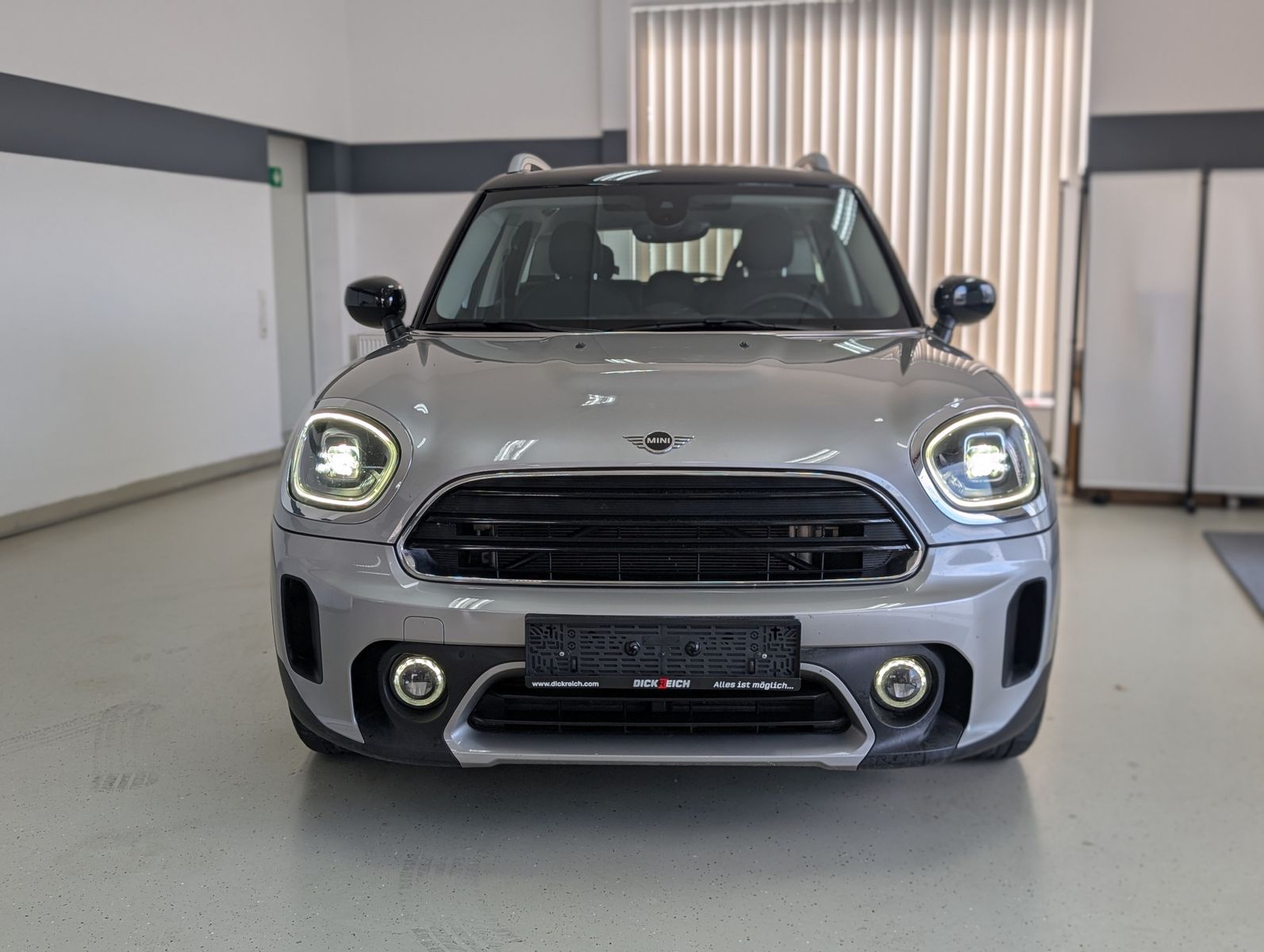 Fahrzeugabbildung MINI Cooper Countryman Untamed Edition LED TEMP PDC