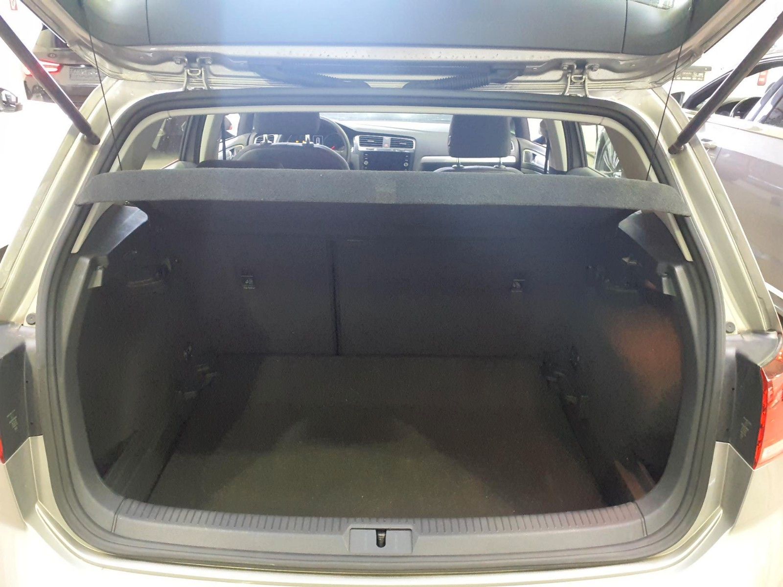 Fahrzeugabbildung Volkswagen Golf VII LIM. SITZH. TELVOR 8-FACH 4T. PDC 1.HD