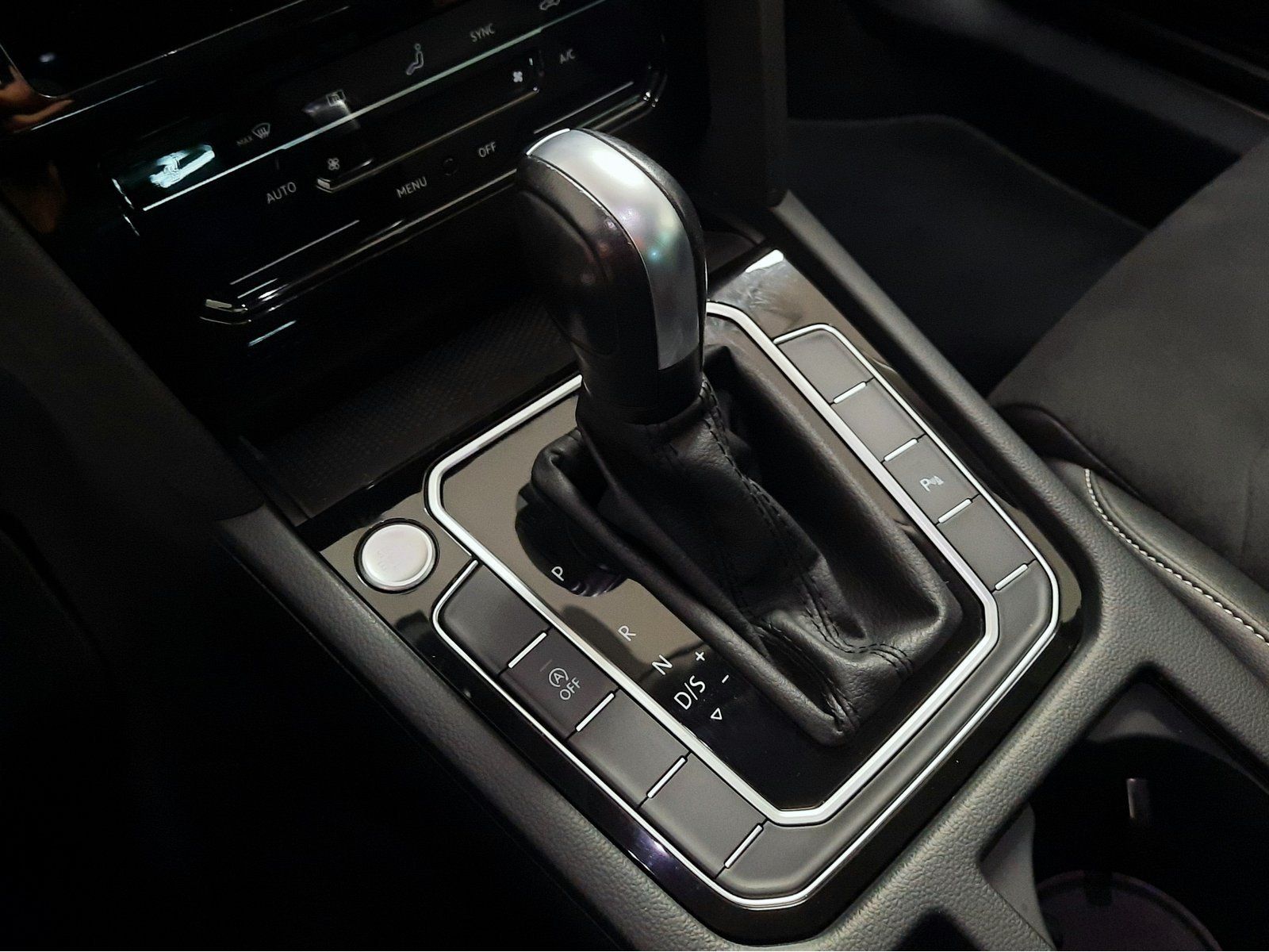 Fahrzeugabbildung Volkswagen Passat Variant Elegance TSI DSG *AHK*Navi*Cam*