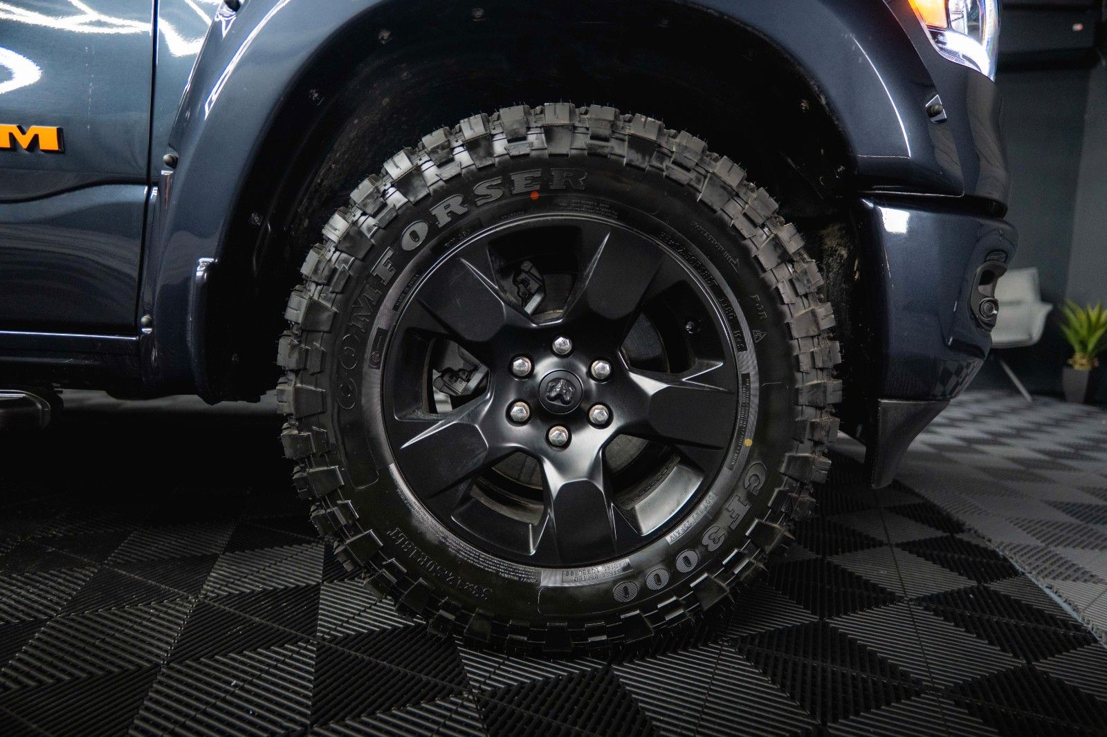 Fahrzeugabbildung Dodge RAM 5.7 V8 HEMI 4x4 OFFROAD Night HarleyDavidson