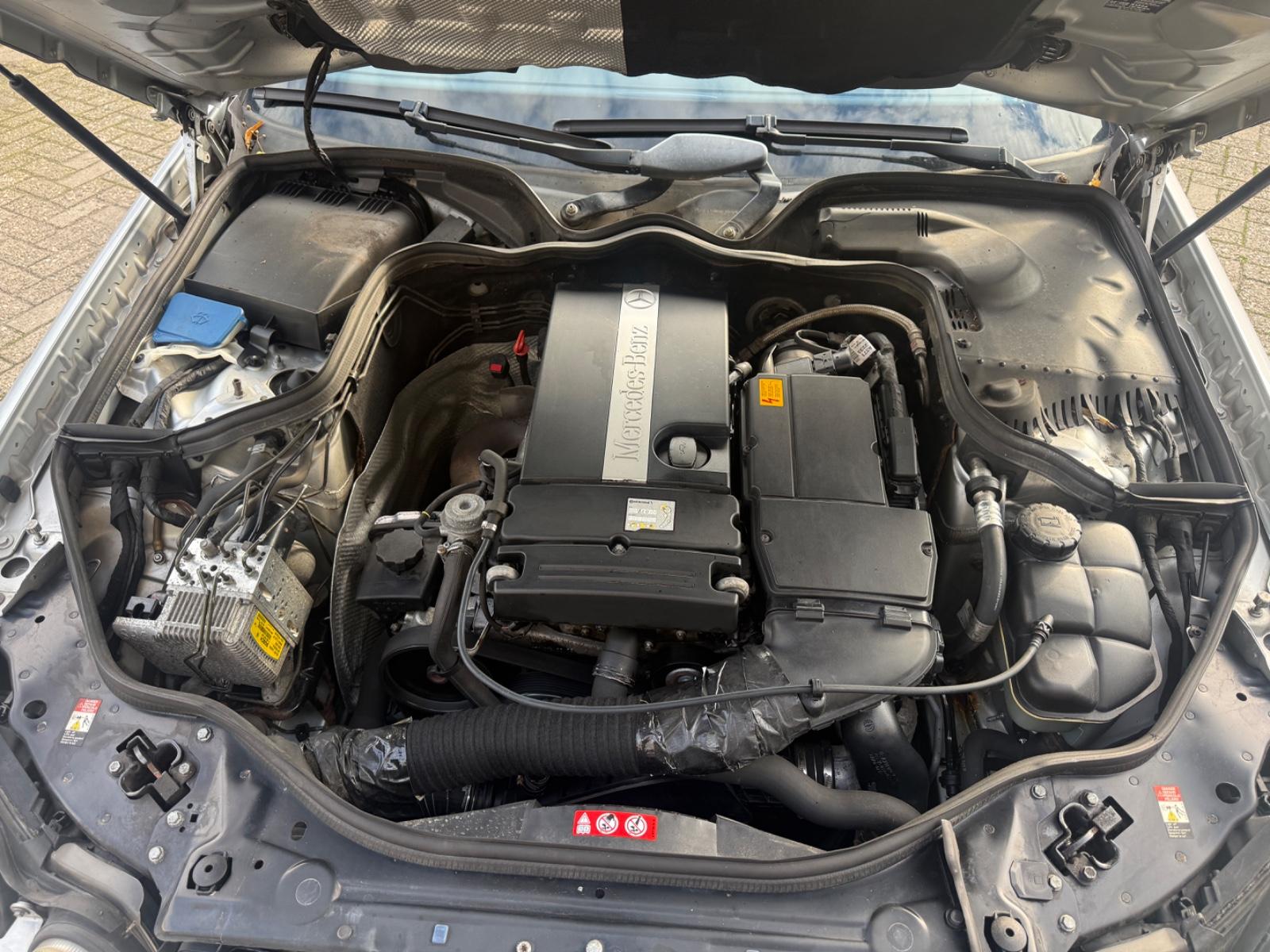 Mercedes-Benz E200 2005 — photo 22