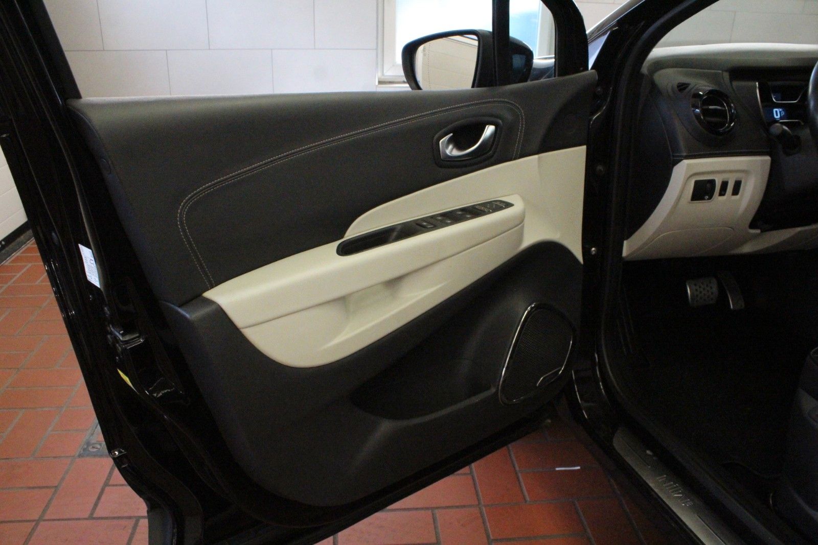 Fahrzeugabbildung Renault Captur TCe 120 EDC *Initiale Navi*Automatik*