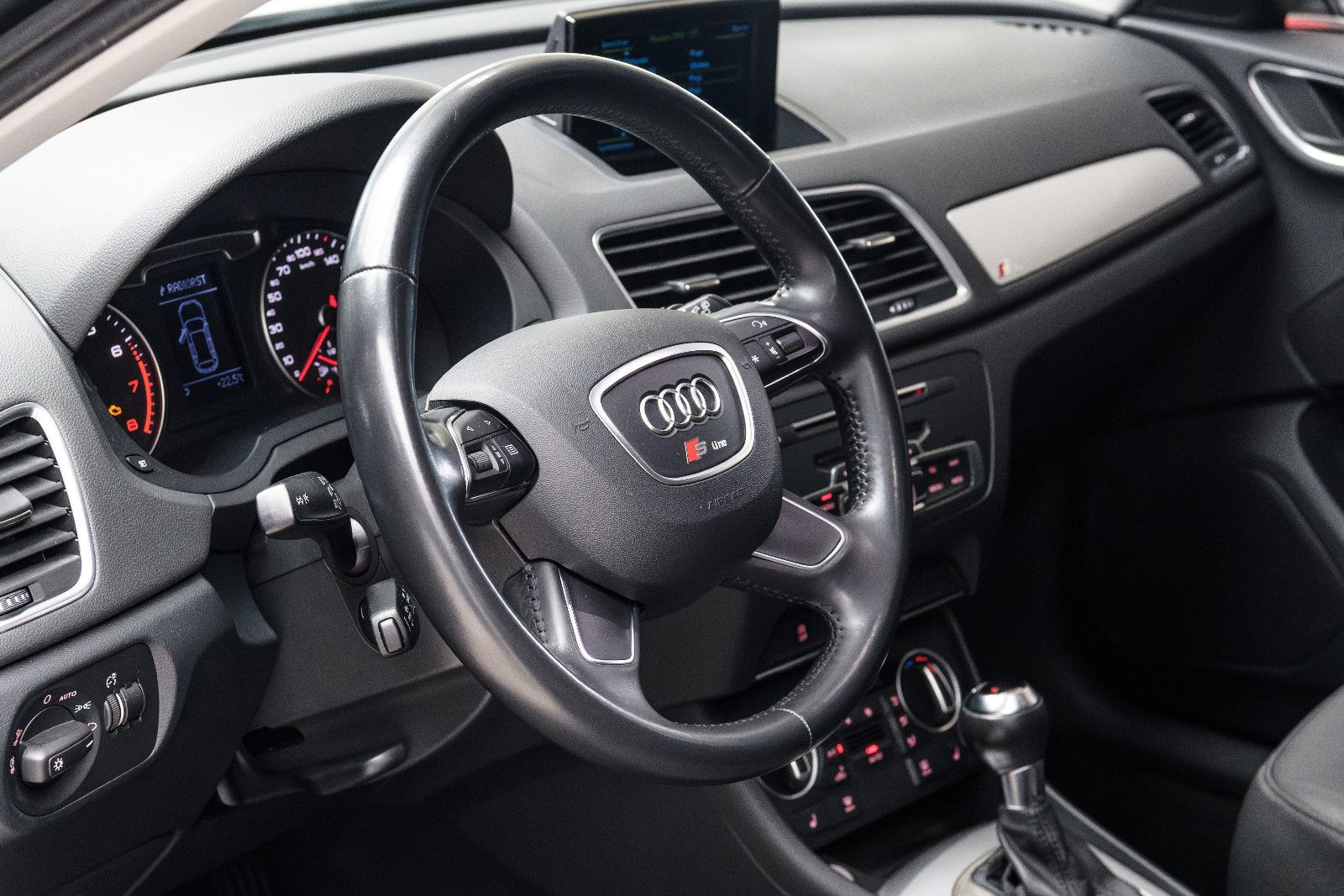 Fahrzeugabbildung Audi Q3 1.4l 110kw S-Line +AHK +Pano +Navi