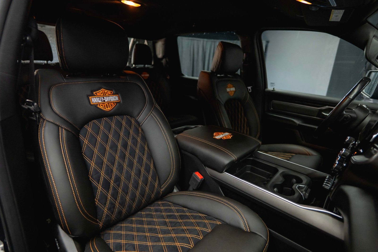 Fahrzeugabbildung Dodge RAM 5.7 V8 HEMI 4x4 OFFROAD Night HarleyDavidson