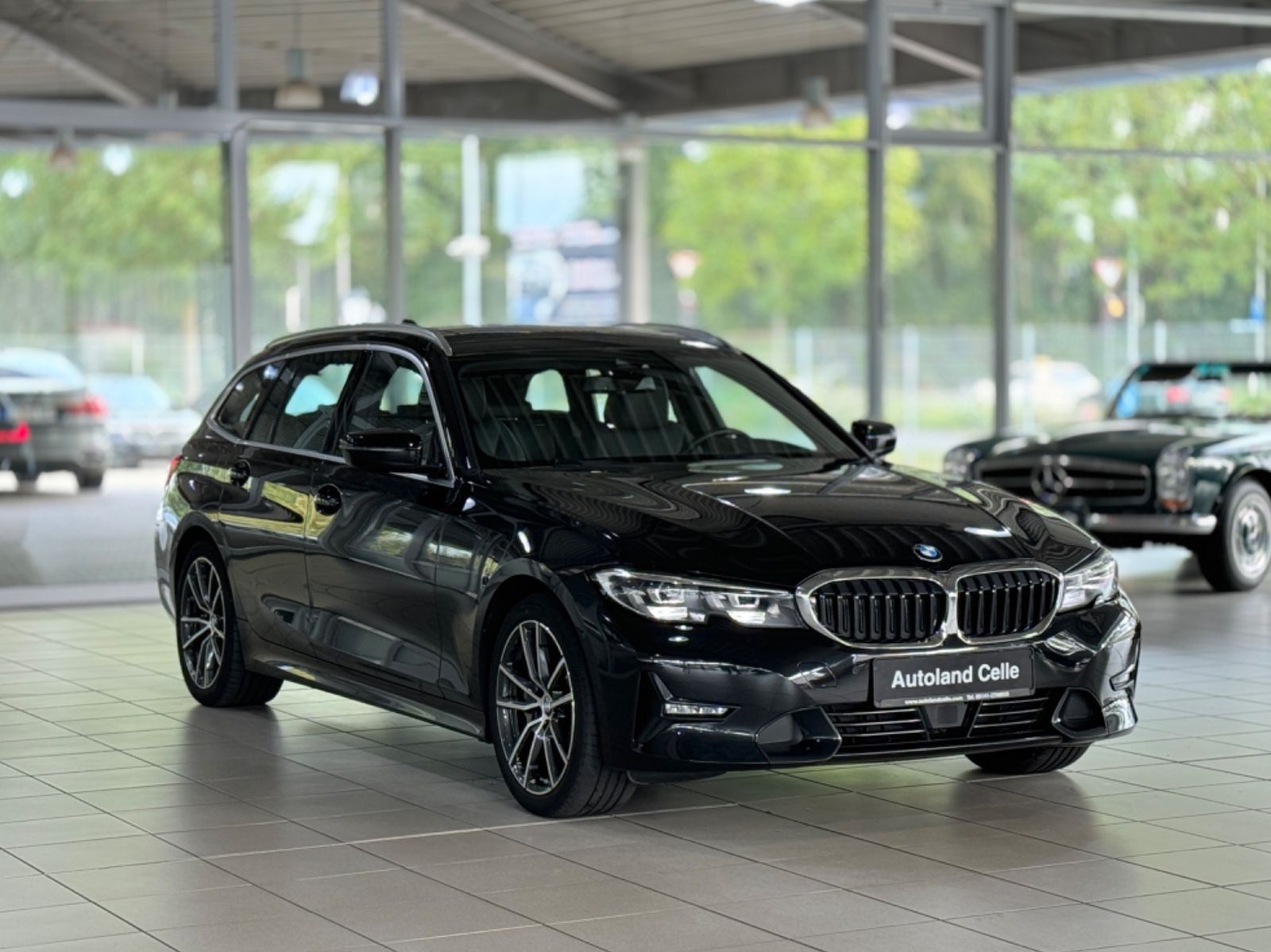 Fahrzeugabbildung BMW 330d xD Sport Line Panorama Kamera HUD DAB HiFi