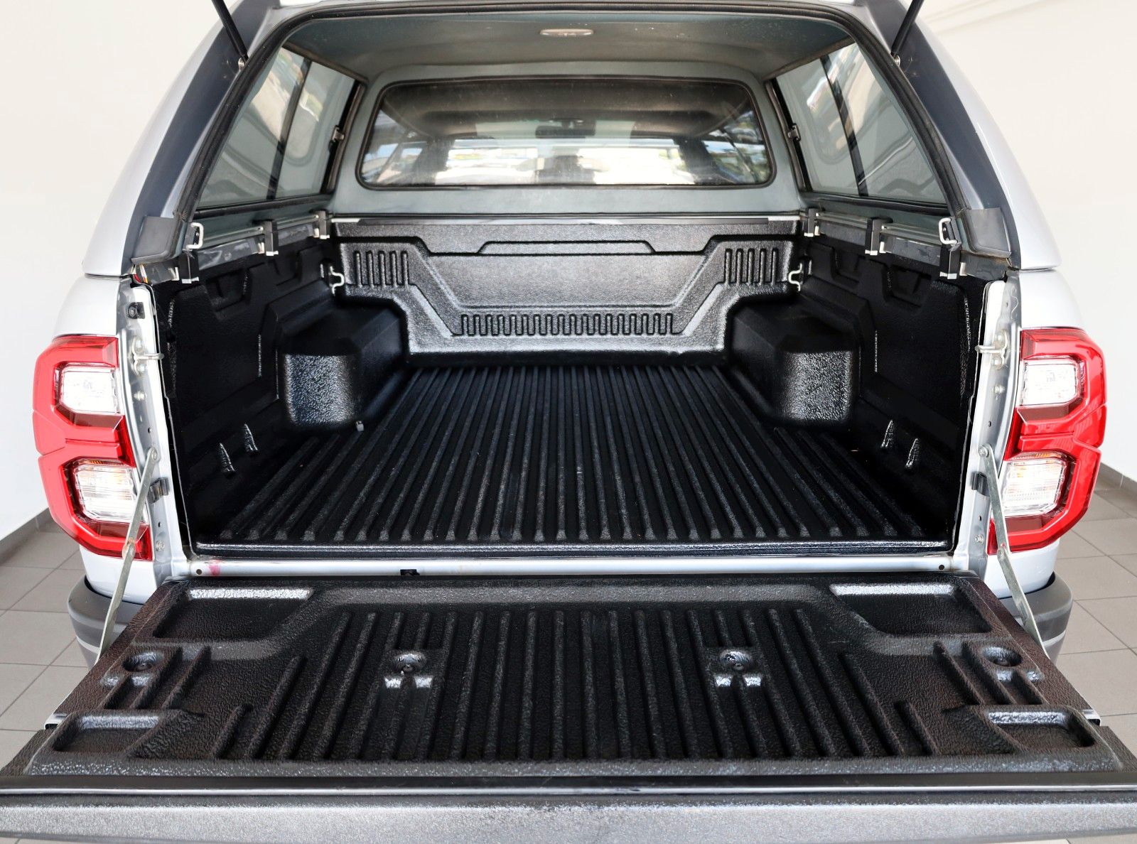 Fahrzeugabbildung Toyota Hilux DoKa Invincible,Leder,ACC,HardTop,AHK