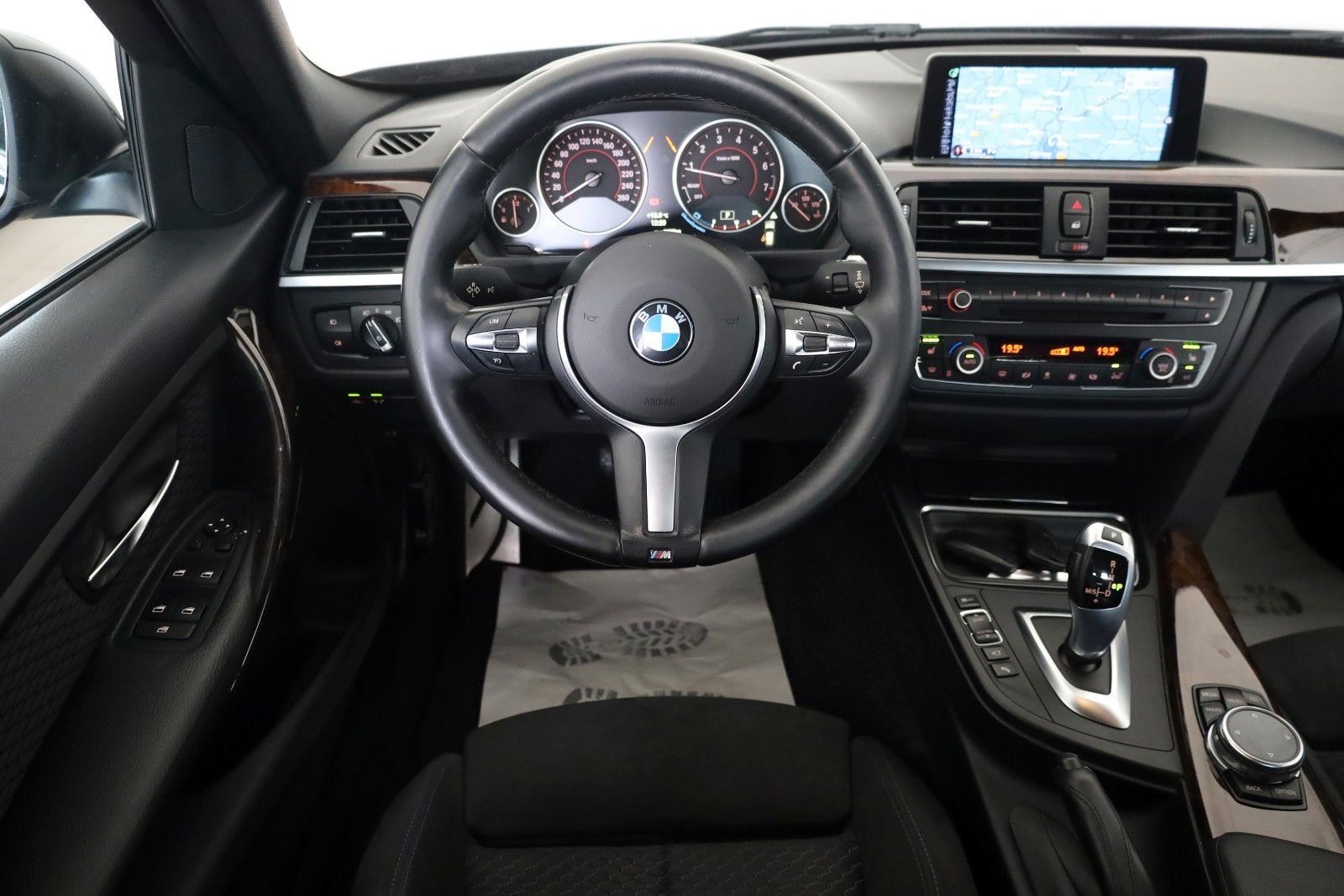 Fahrzeugabbildung BMW 328 i xDrive Touring,M Sport,Panorama,HUD,Kam+WR