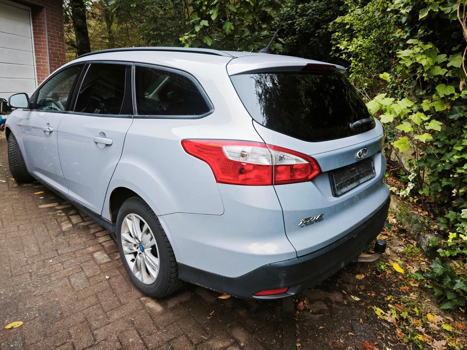 Ford Focus 2011 — салон