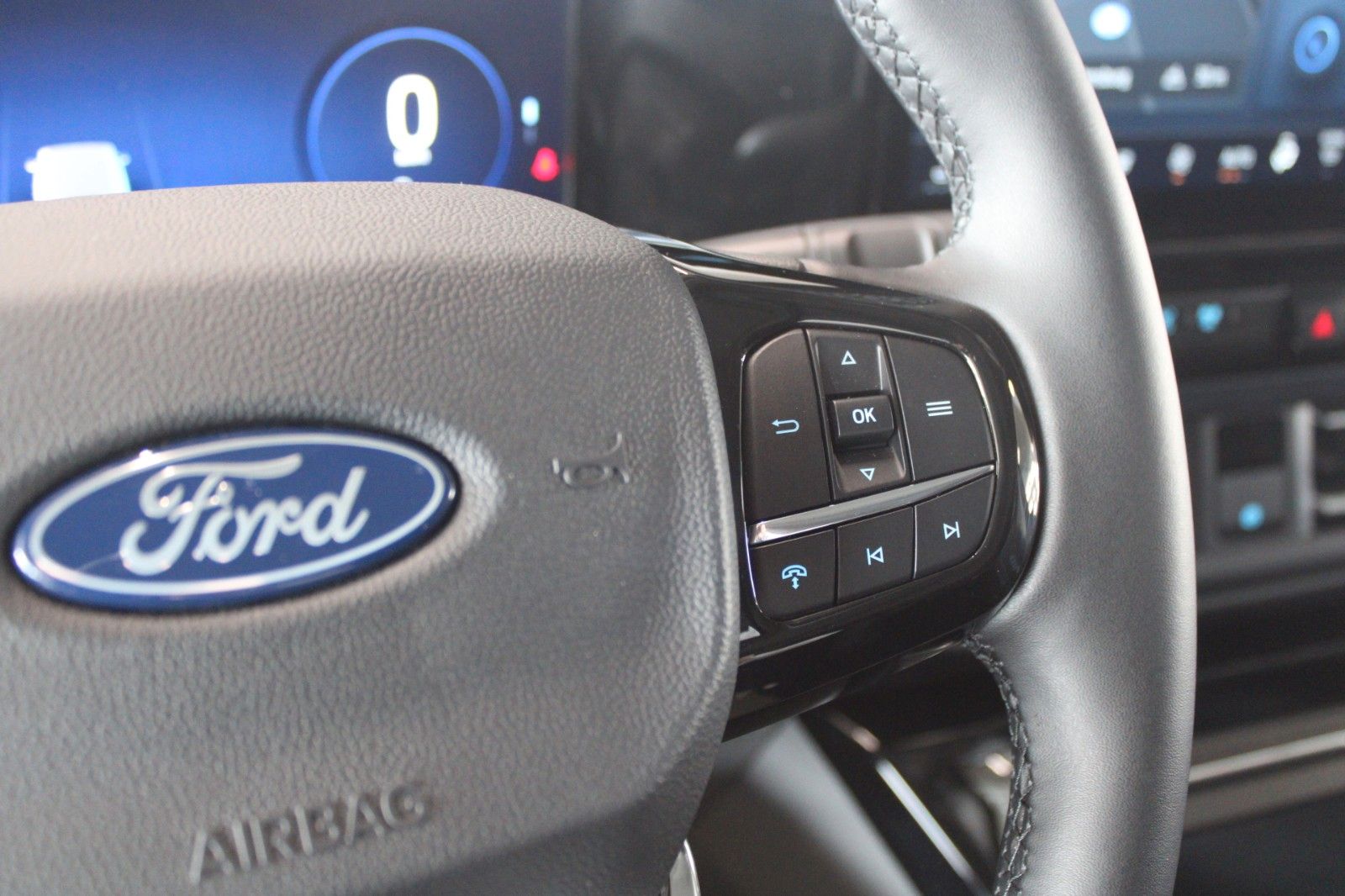 Fahrzeugabbildung Ford Tourneo Custom L1 Active AWD Automatik AHK STDHZ