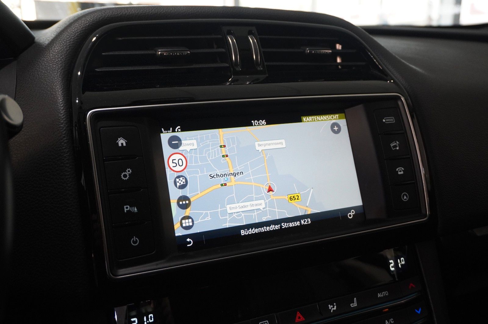 Fahrzeugabbildung Jaguar F-Pace 30D R-SPORT AWD NAVI/LED/SHZ/SPORT/AHK