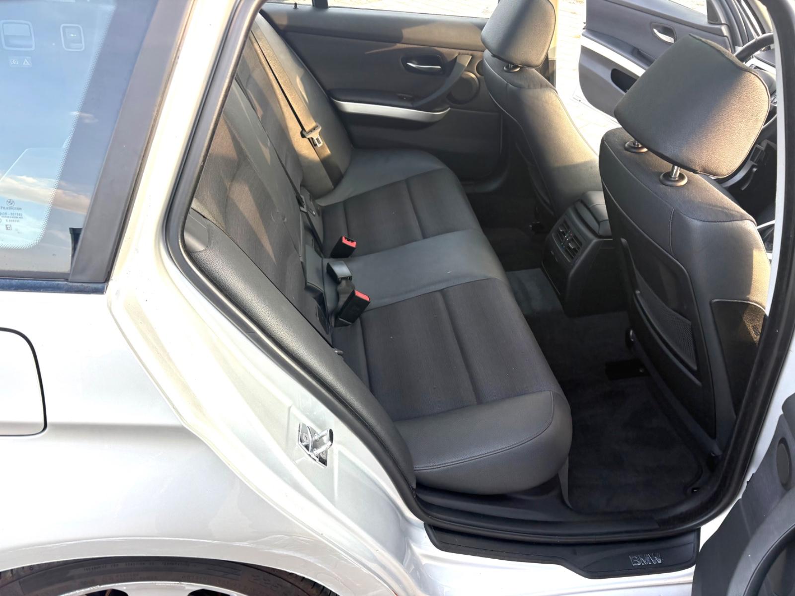 BMW 330xi Touring 272 ch 6 cylindres xDrive • Boîte manuelle 6 • Toit pano • GPS • Xénon • Radars AV/AR