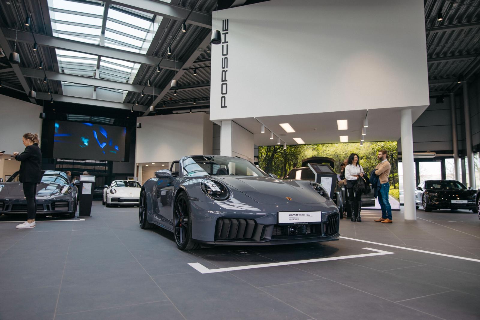showroom-image-top