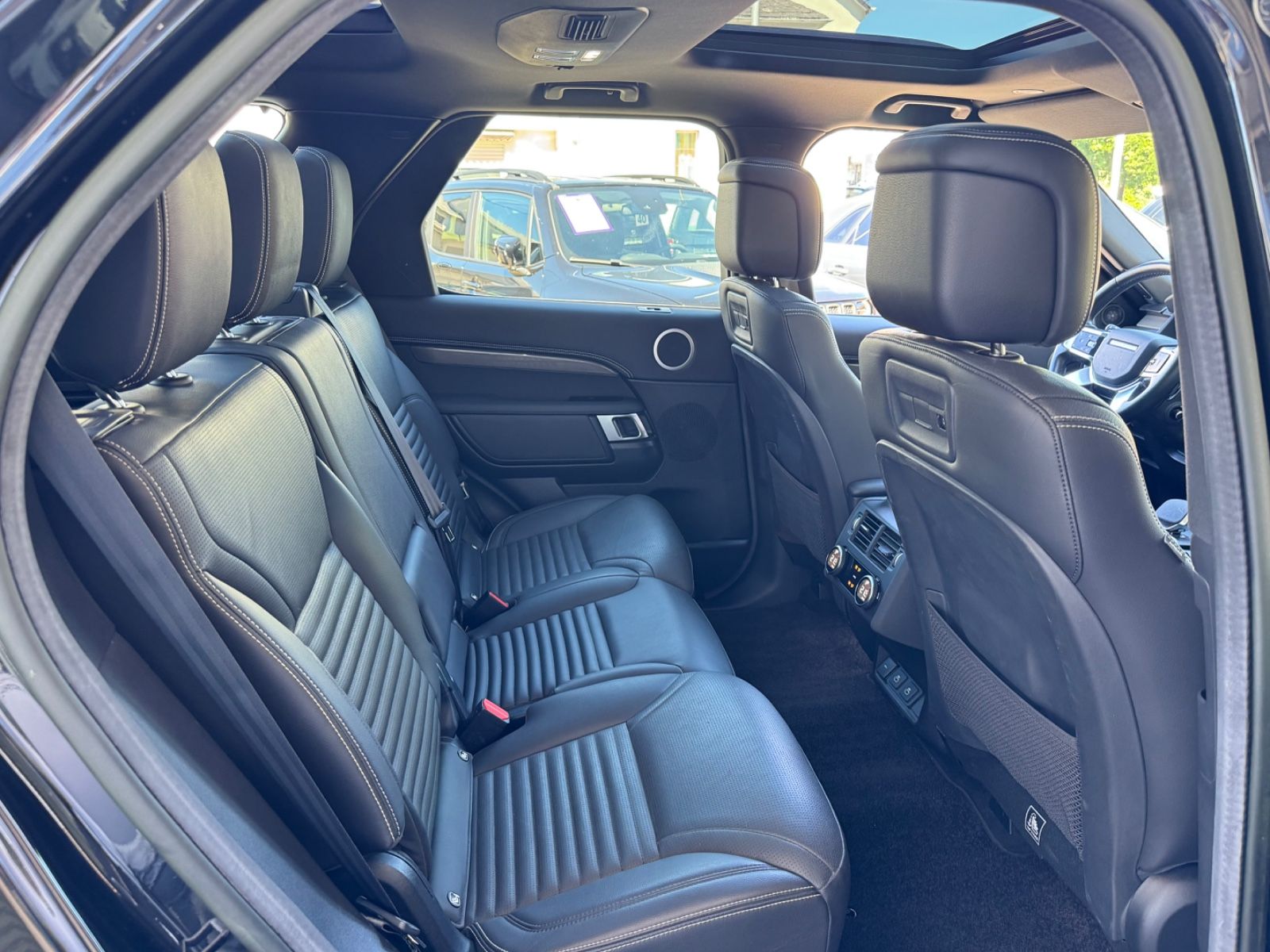 Fahrzeugabbildung Land Rover Discovery  R-Dynamic AWD/7-SITZER/360'°Cam/AHK