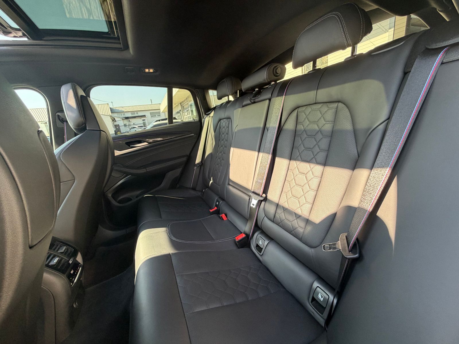 Fahrzeugabbildung BMW X4 M Competition/HUD/HARMAN-KARDON/S-DACH/AMBIEN