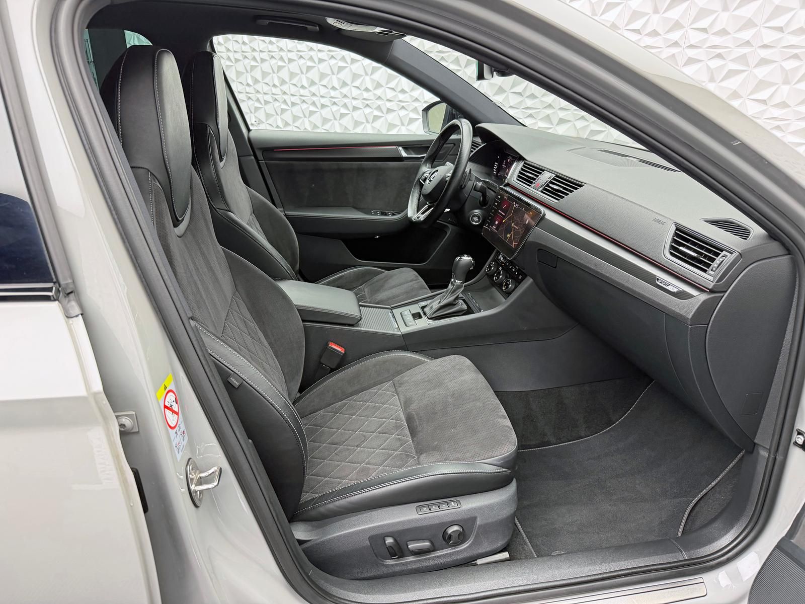 Fahrzeugabbildung SKODA SPORTLINE 2.0 TSI/BLACK/PANO/DCC/CANTON/360°/DAB